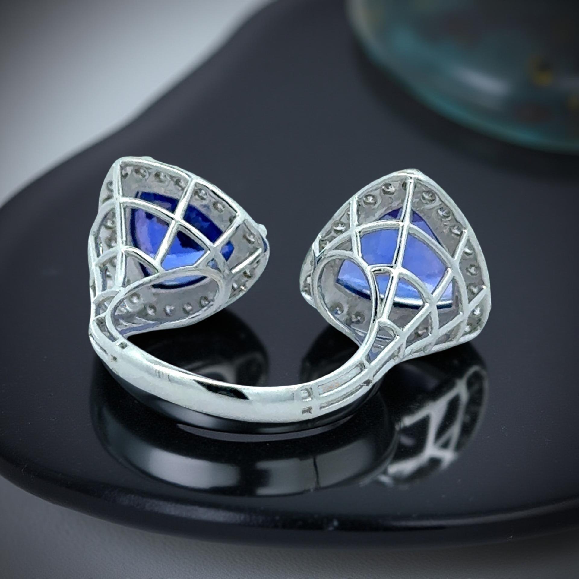 Estate Ring, 2 Tansanite im Billionenschliff 8,29 cttw, runder Diamant im Brillantschliff 0,63 cttw H-I SI1-SI2, 18K Weißgold 7,12g. Größe 7.5

Schmuck Typ : Ring
Metall Typ : 18K Weißgold
Metall Gewicht: 7,12 Gramm
Ring Größe : 7.5
Marke :