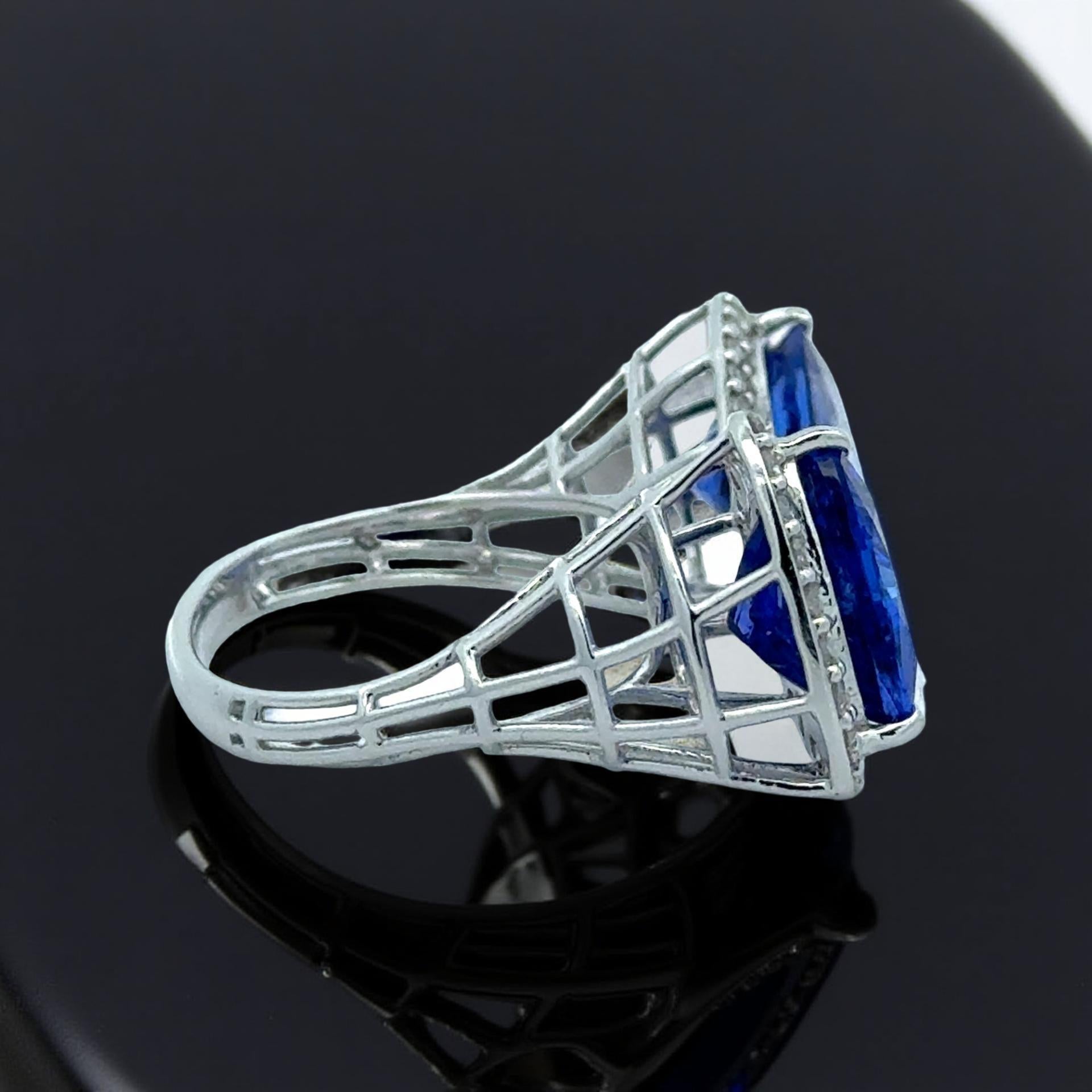 Ring aus Tansanit, Diamant und 18 Karat Weißgold (Trillionschliff) im Angebot