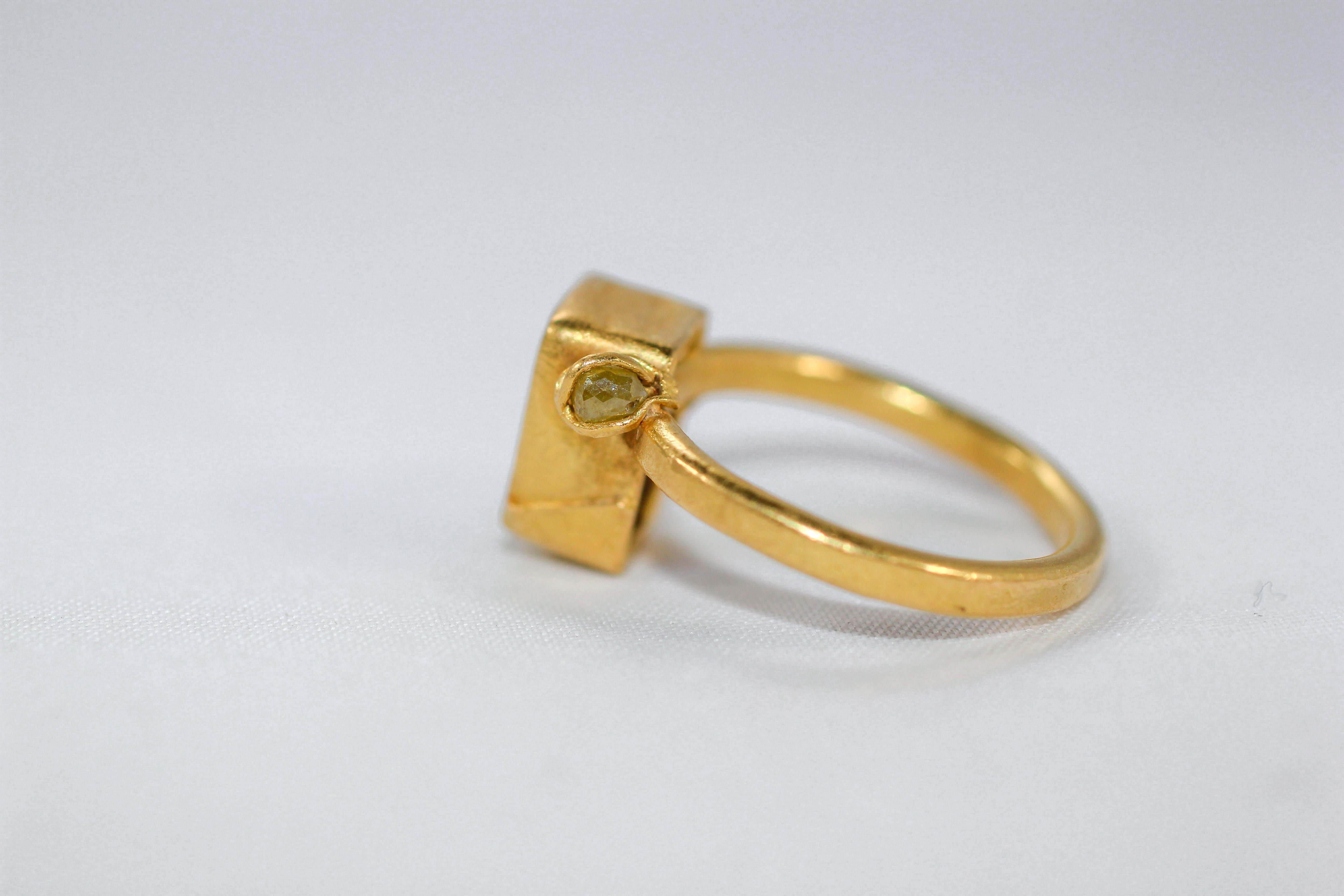 Contemporary Tanzanite Diamond Briolettes 22-21 Karat Gold Three-Stone Fashion Ring