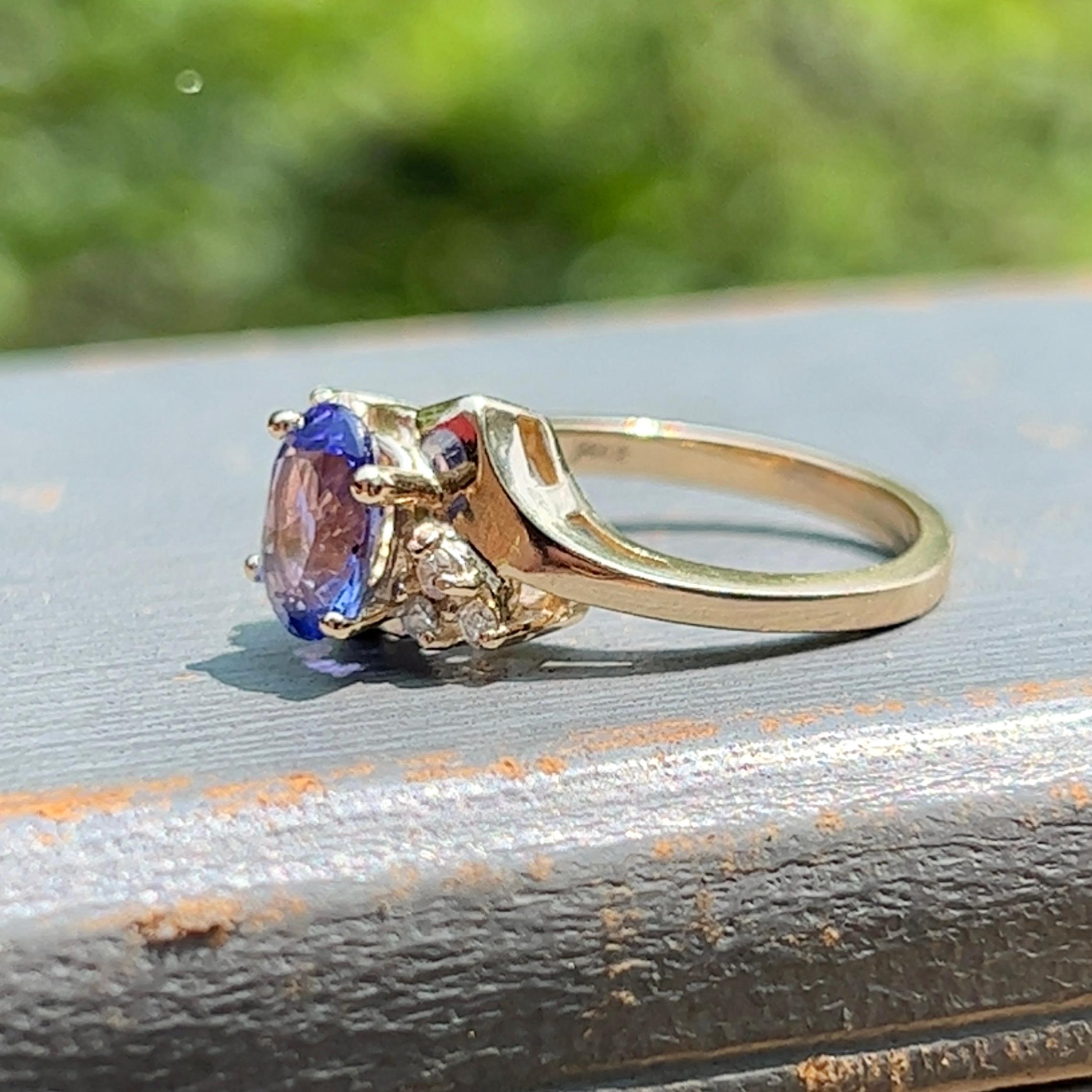 Tanzanite & Diamond Bypass Design Ring in 14K Yellow Gold In Good Condition In Towson, MD