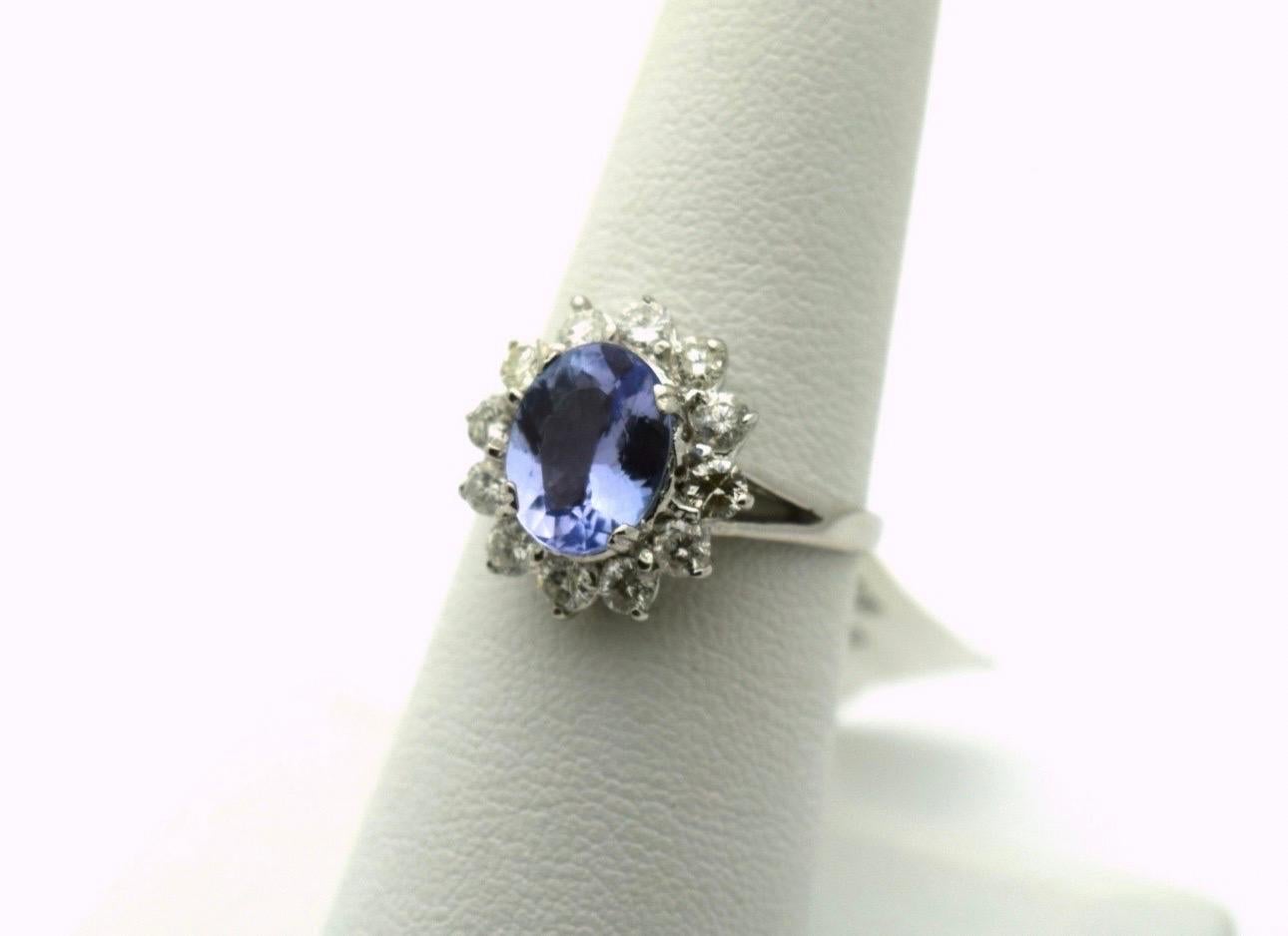 Klassische Schönheit! Großer ovaler Tansanit von 3 Karat, begleitet von einem großen Halo aus natürlich funkelnden, feinen Diamanten in 18 Kt Weißgold. Der Ring hat die Größe 6 und kann auf jede Größe angepasst werden. Die handwerkliche Verarbeitung