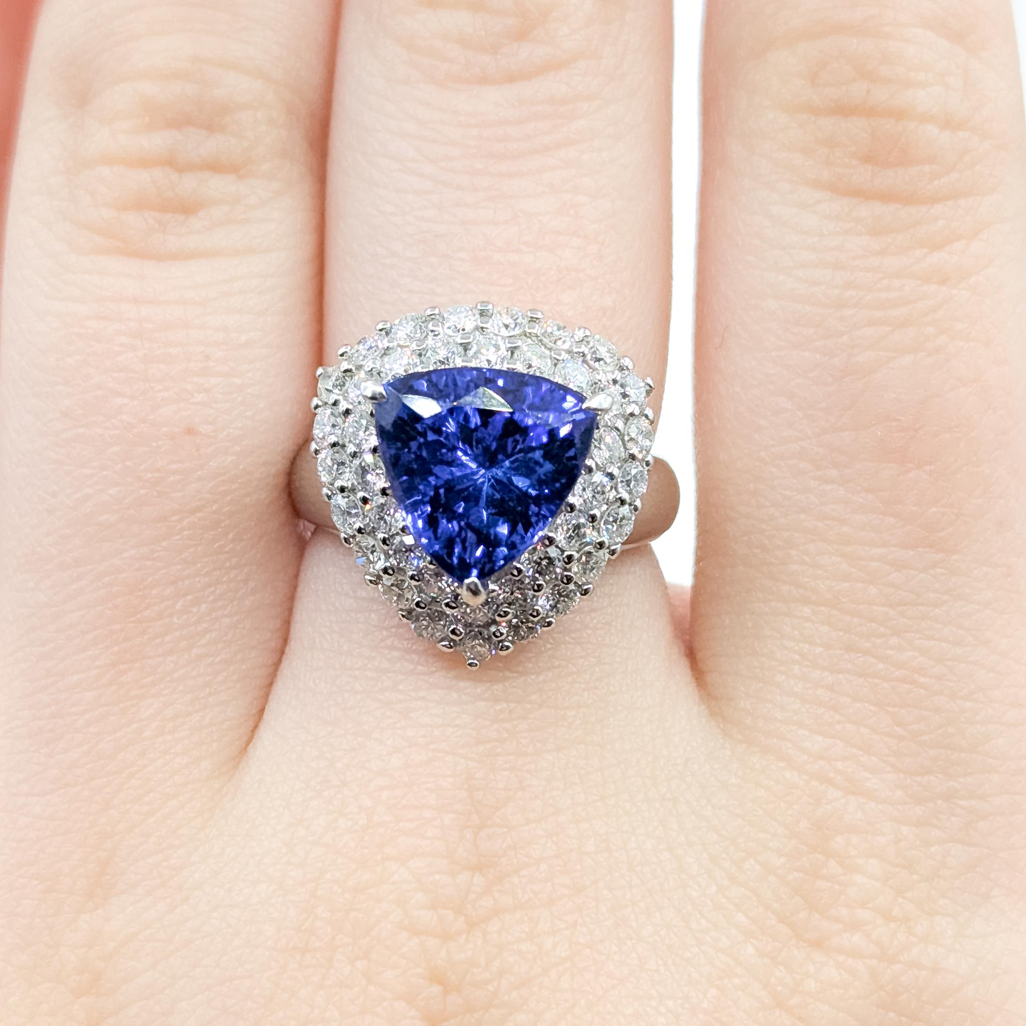 Donna Anello cocktail con tanzanite e diamanti in platino in vendita