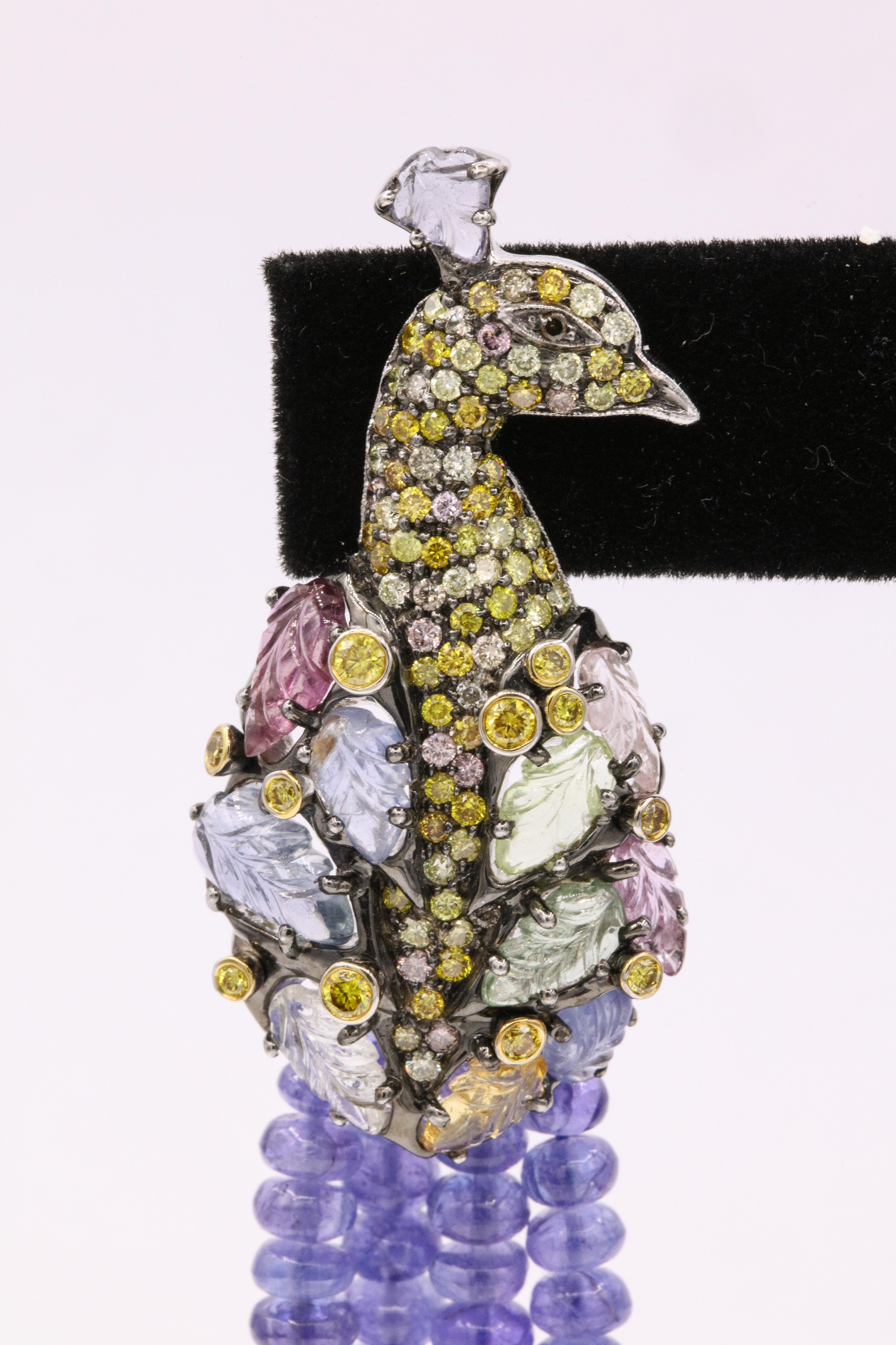 Ohrringe mit Tansanit und Diamanten, geschnitzter Saphir und Pfauen aus 18 Karat Weißgold im Zustand „Neu“ in New York, NY