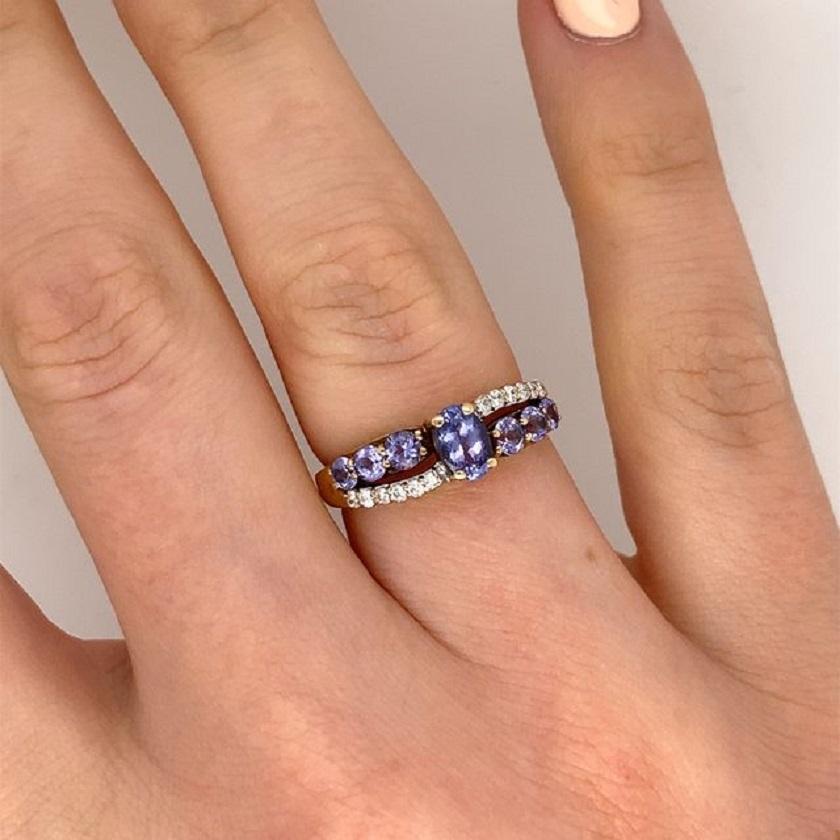 Tanzanite & Diamond Crossover Ring in 9ct Yellow Gold In Excellent Condition For Sale In London, GB
