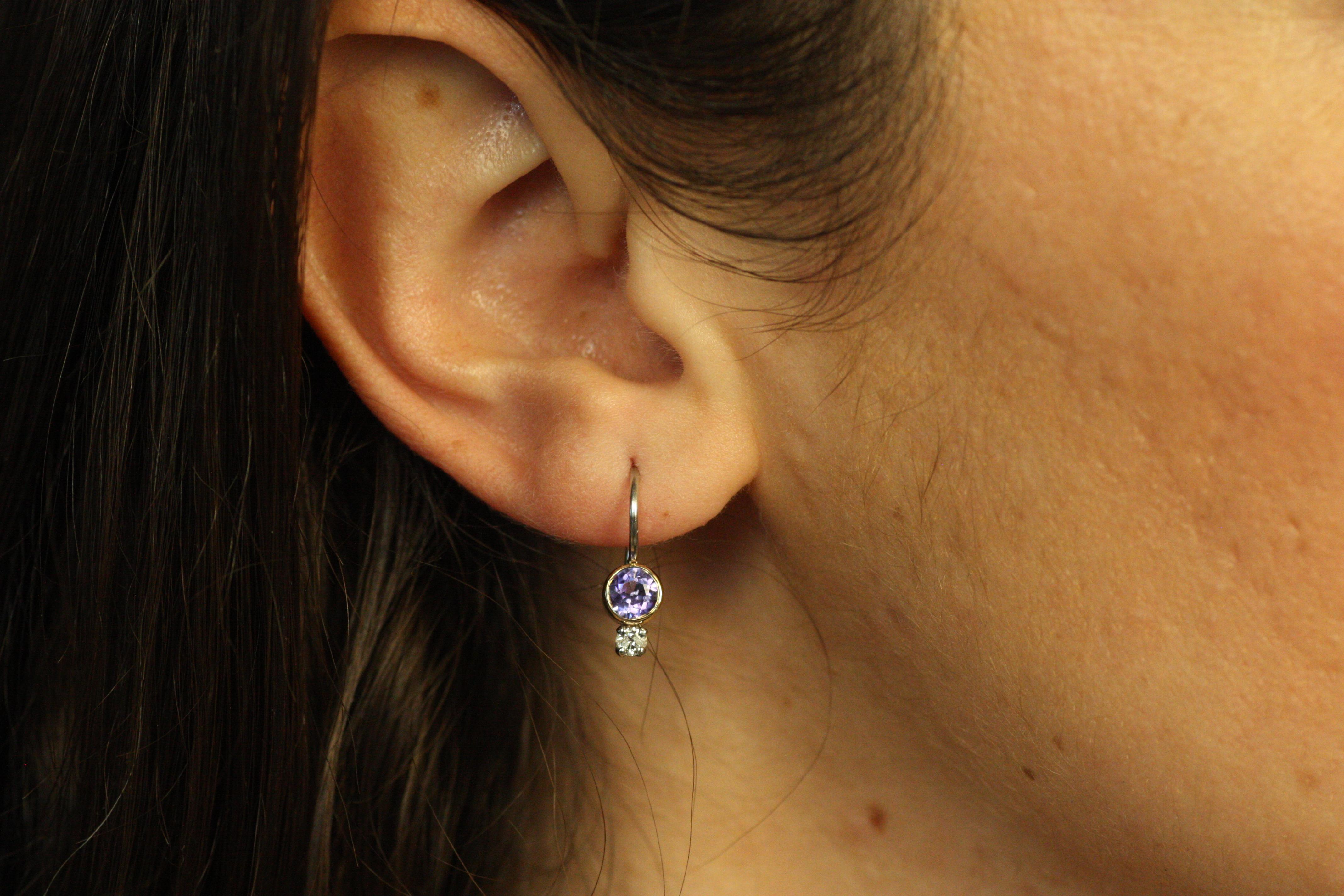 Questi orecchini con diamanti di tanzanite, in uno straordinario equilibrio tra rarità e raffinatezza, mostrano le vivaci sfumature della tanzanite completate dalla brillantezza dei diamanti. Due tanzaniti sfaccettate (peso totale di 1,03 ct) sono
