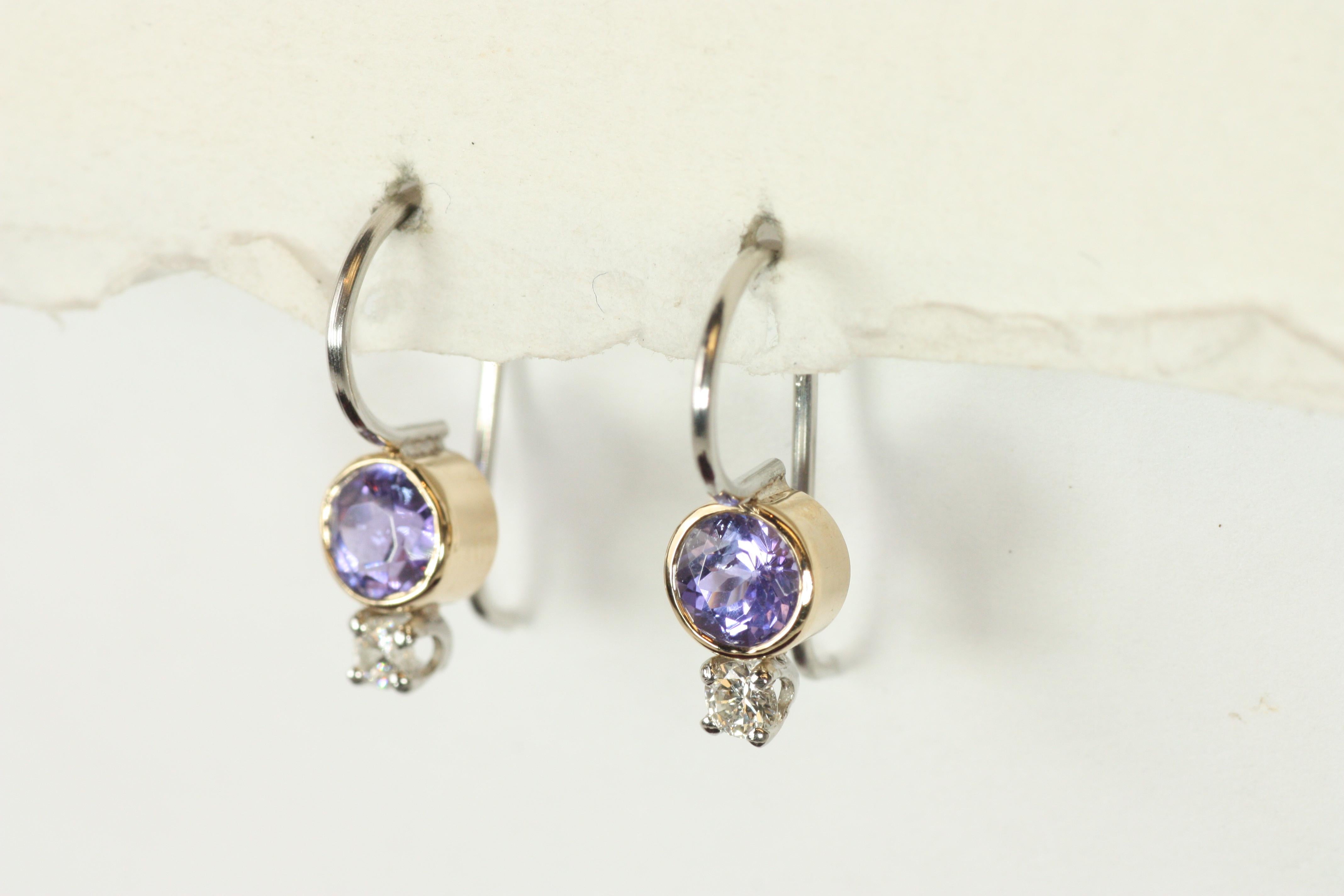 Taglio rotondo Orecchini a goccia con tanzanite e diamanti in oro giallo 14K e platino di Bracken in vendita