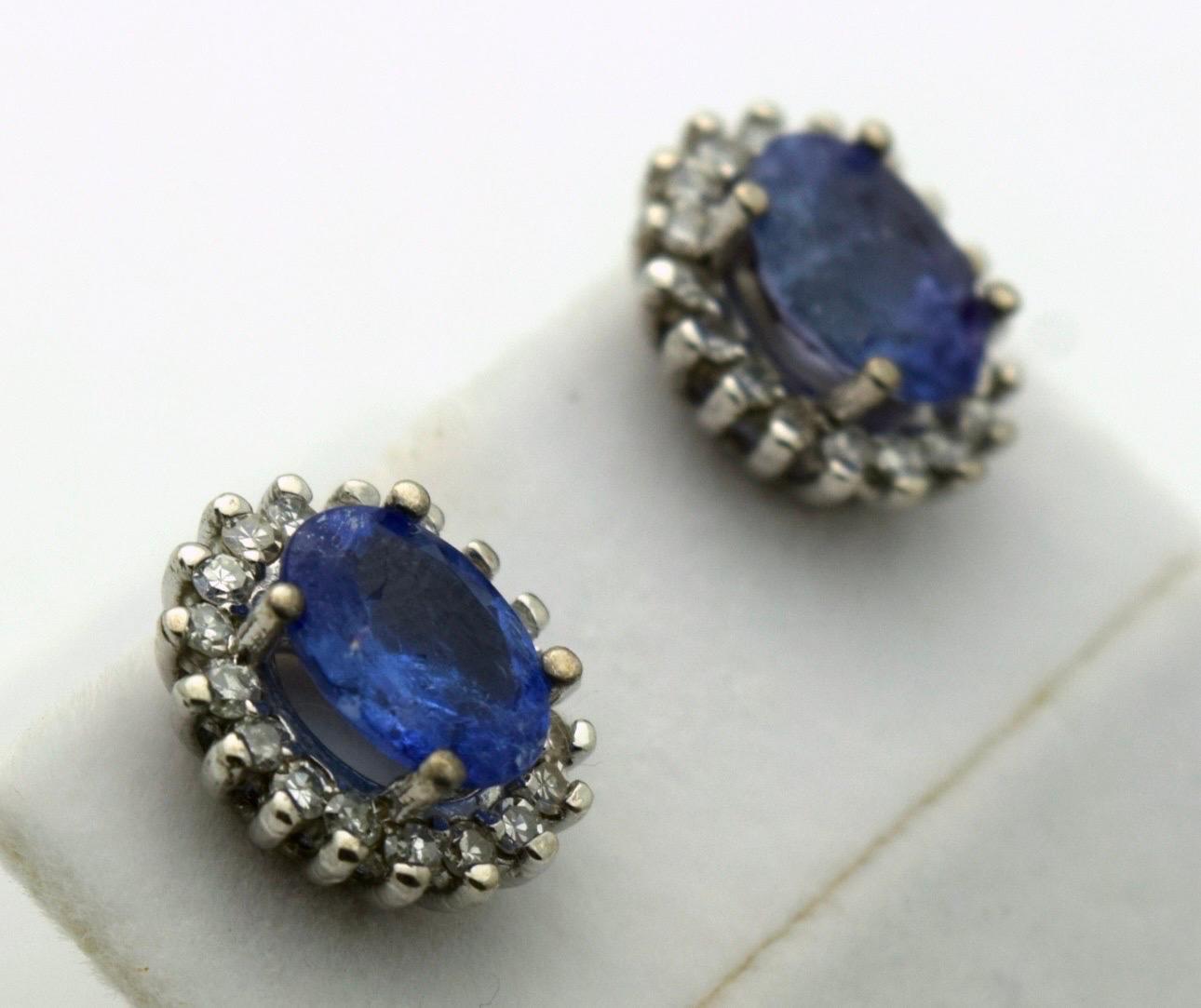 Eleganti orecchini da cocktail con tanzaniti e diamanti di 4 carati in oro bianco 18KT, i diamanti sono di 1 carato con purezza SI e colore G, le tanzaniti sono moderatamente incluse con uno splendido colore viola intenso.

Il certificato di