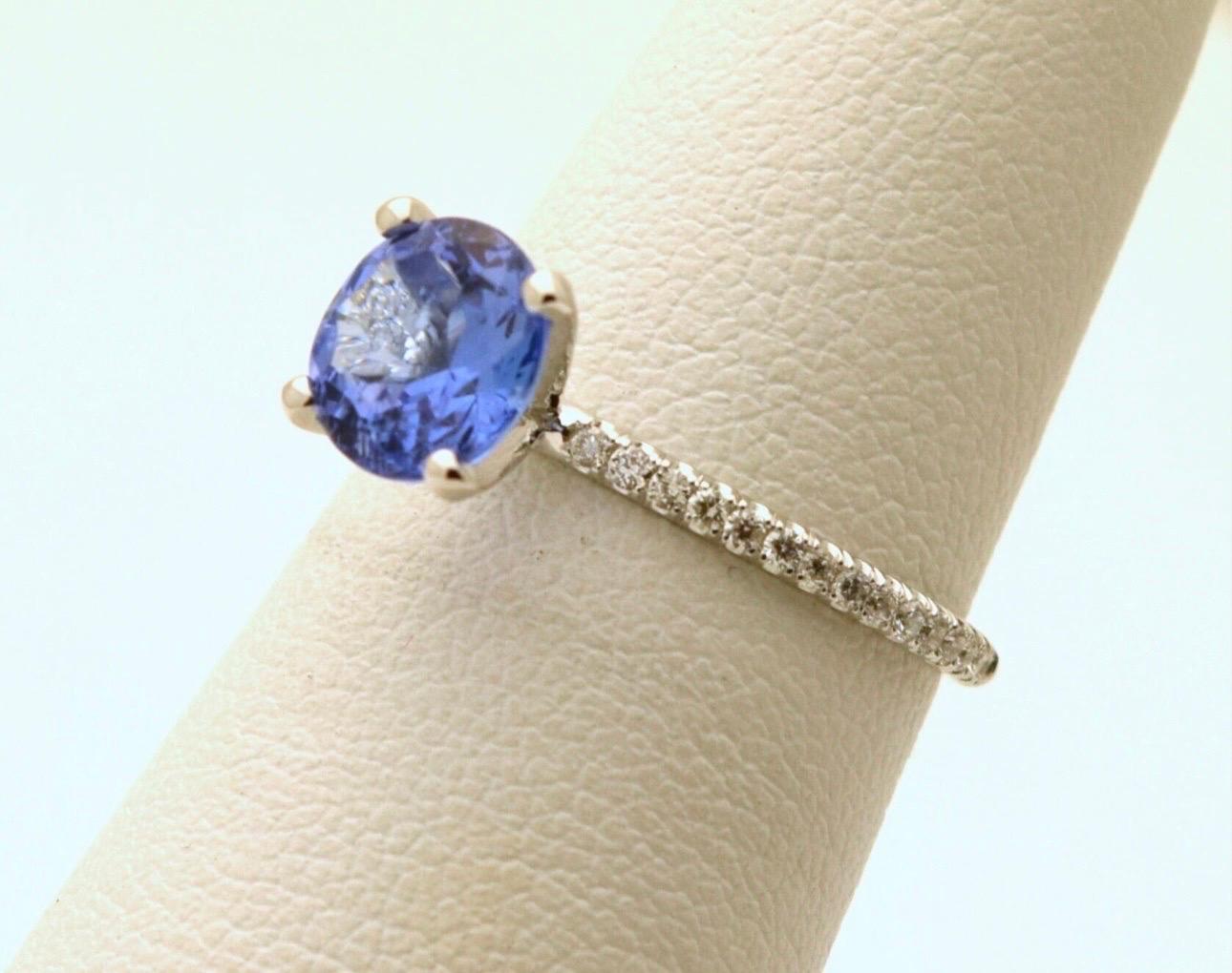 Anillo de tanzanita con diseño moderno, hecho con tanzanita de 6mm y diamantes VS naturales, color F, el anillo es talla 6 y se puede cambiar de talla. La tanzanita es de color morado intenso. ¡El anillo vendrá con la tasación y un bonito