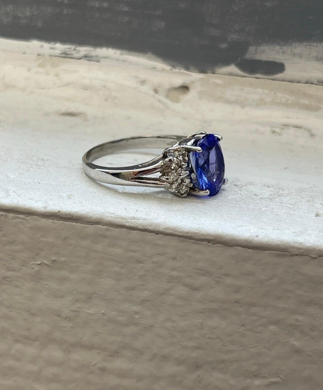 Tanzanite Diamond engagement ring 18KT gold In New Condition For Sale In Boca Raton, FL