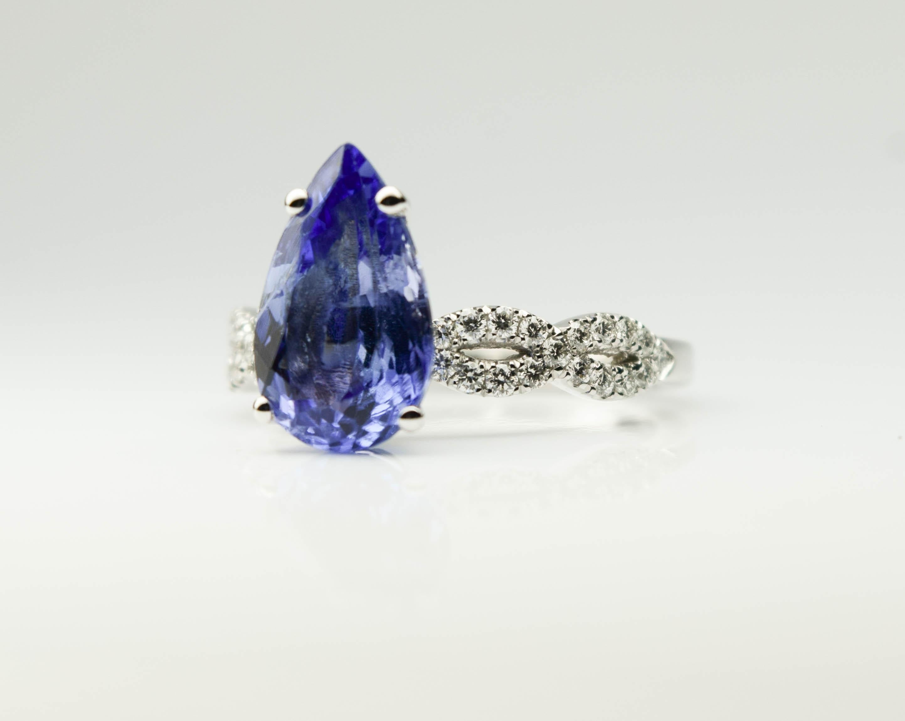 Tanzanite Diamond engagement ring 18KT gold In New Condition For Sale In Boca Raton, FL