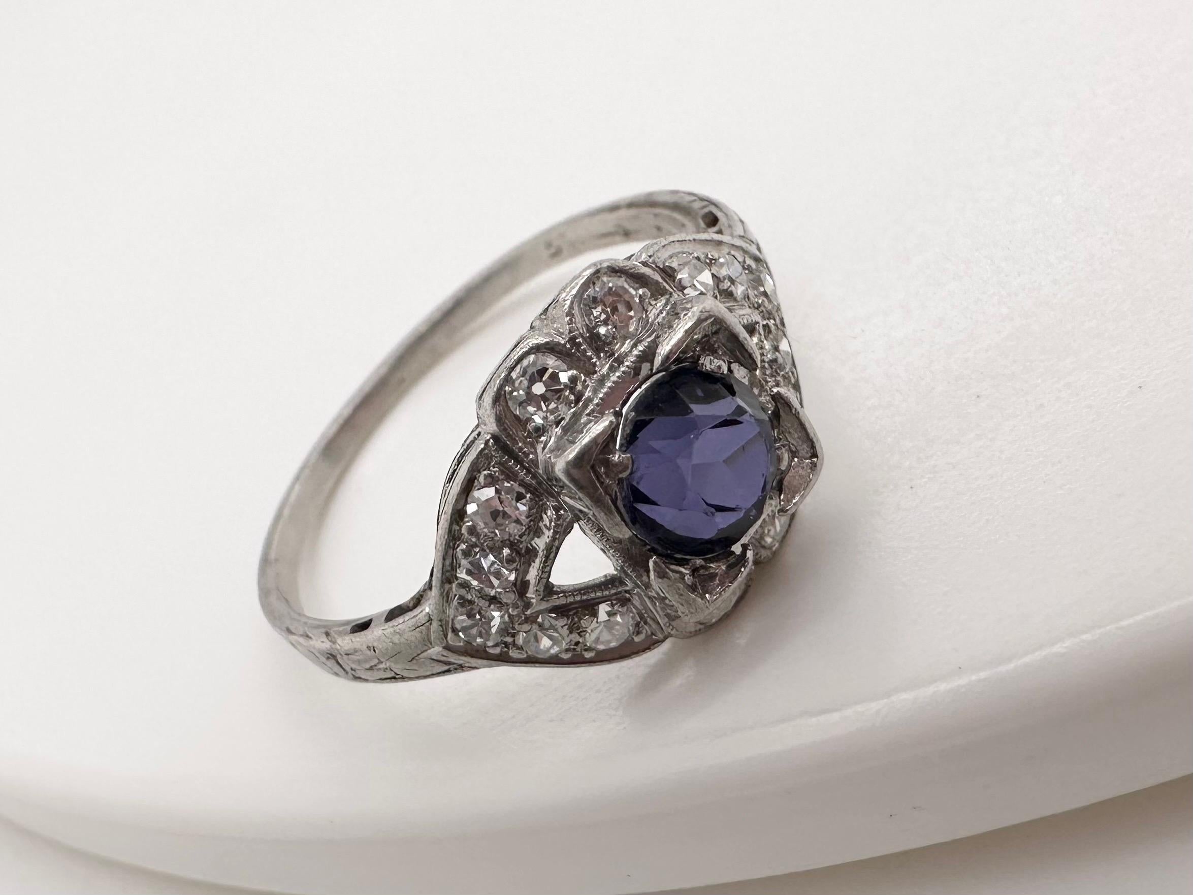 Women's or Men's Tanzanite & Diamond engagement ring in Platinum For Sale