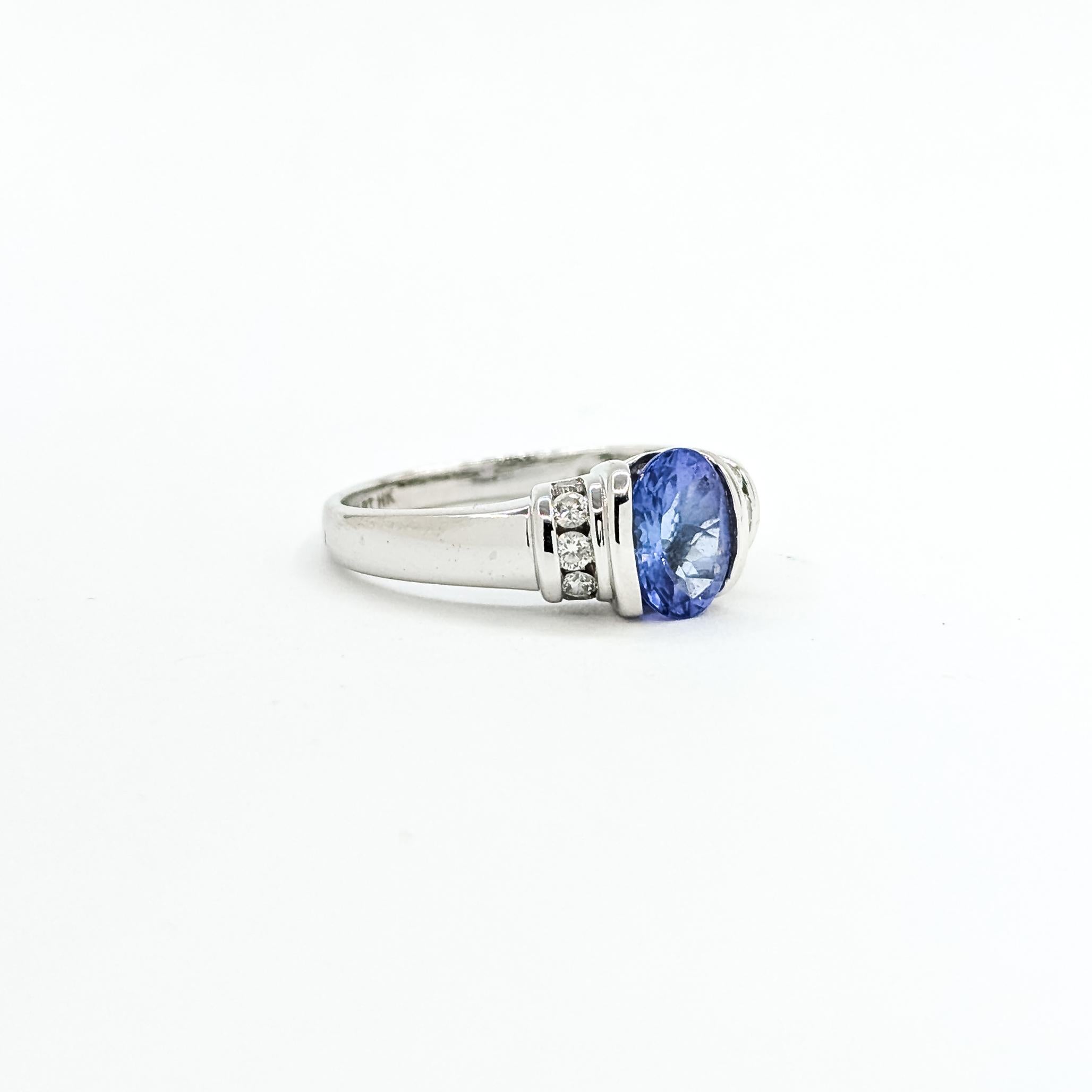 Anello con mezzo castone di tanzanite e diamanti in oro bianco 14k

Questo anello è realizzato in oro bianco 14 carati e presenta una tanzanite da 1,36 carati fissata in una moderna montatura a mezzo castone. La pietra centrale è incorniciata da