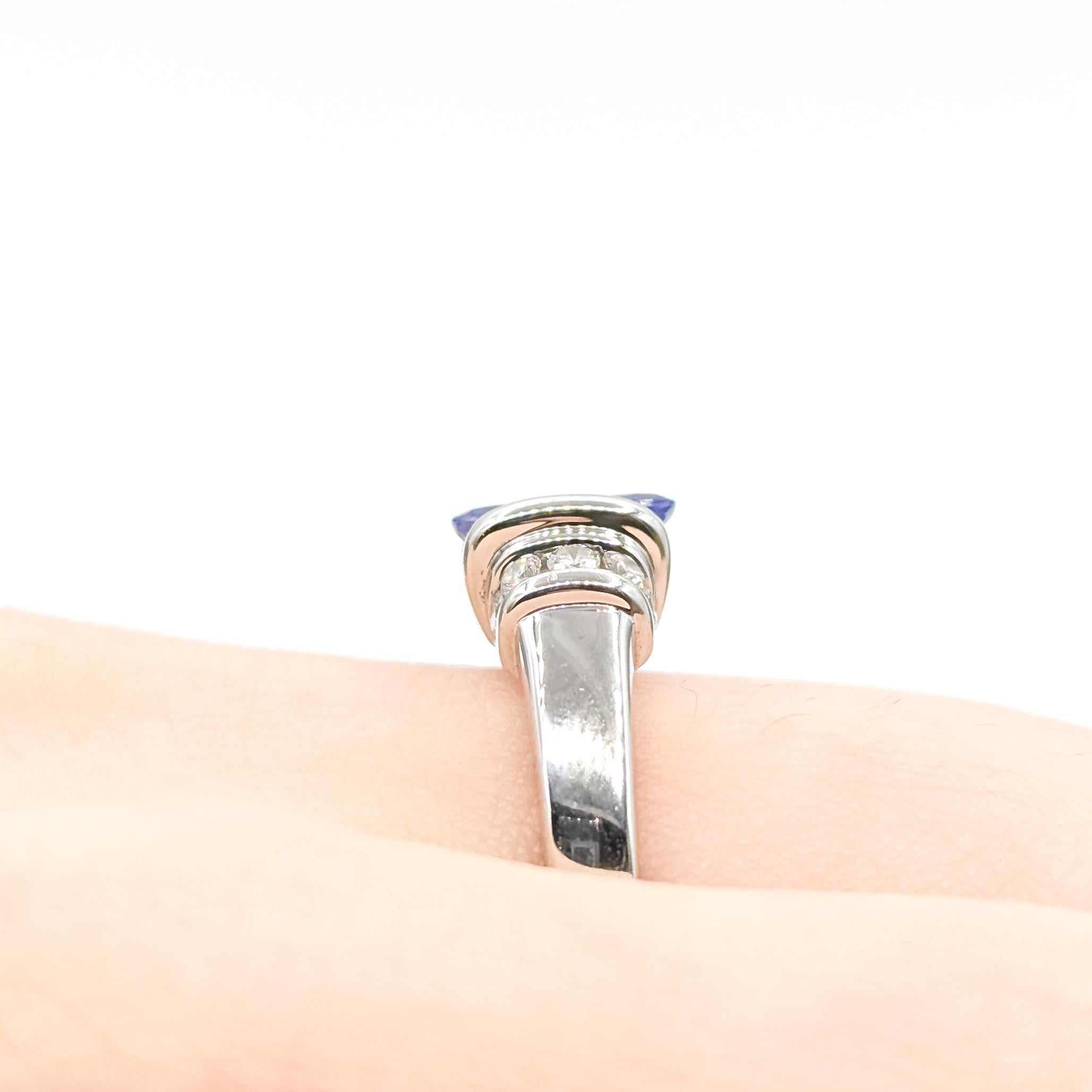 Taglio ovale Anello con mezzo castone di tanzanite e diamanti in oro bianco 14k in vendita