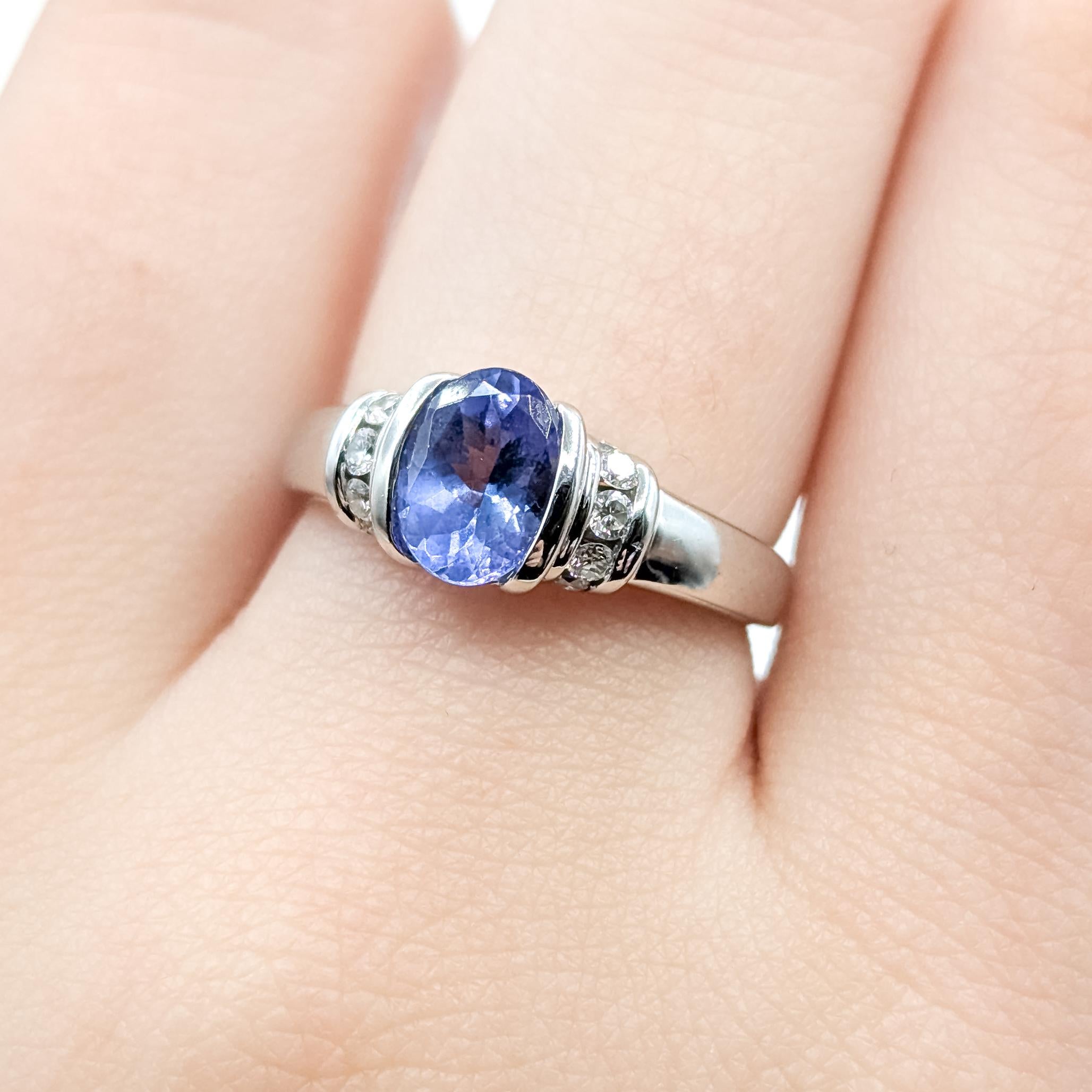Anello con mezzo castone di tanzanite e diamanti in oro bianco 14k In condizioni ottime in vendita a Bloomington, MN