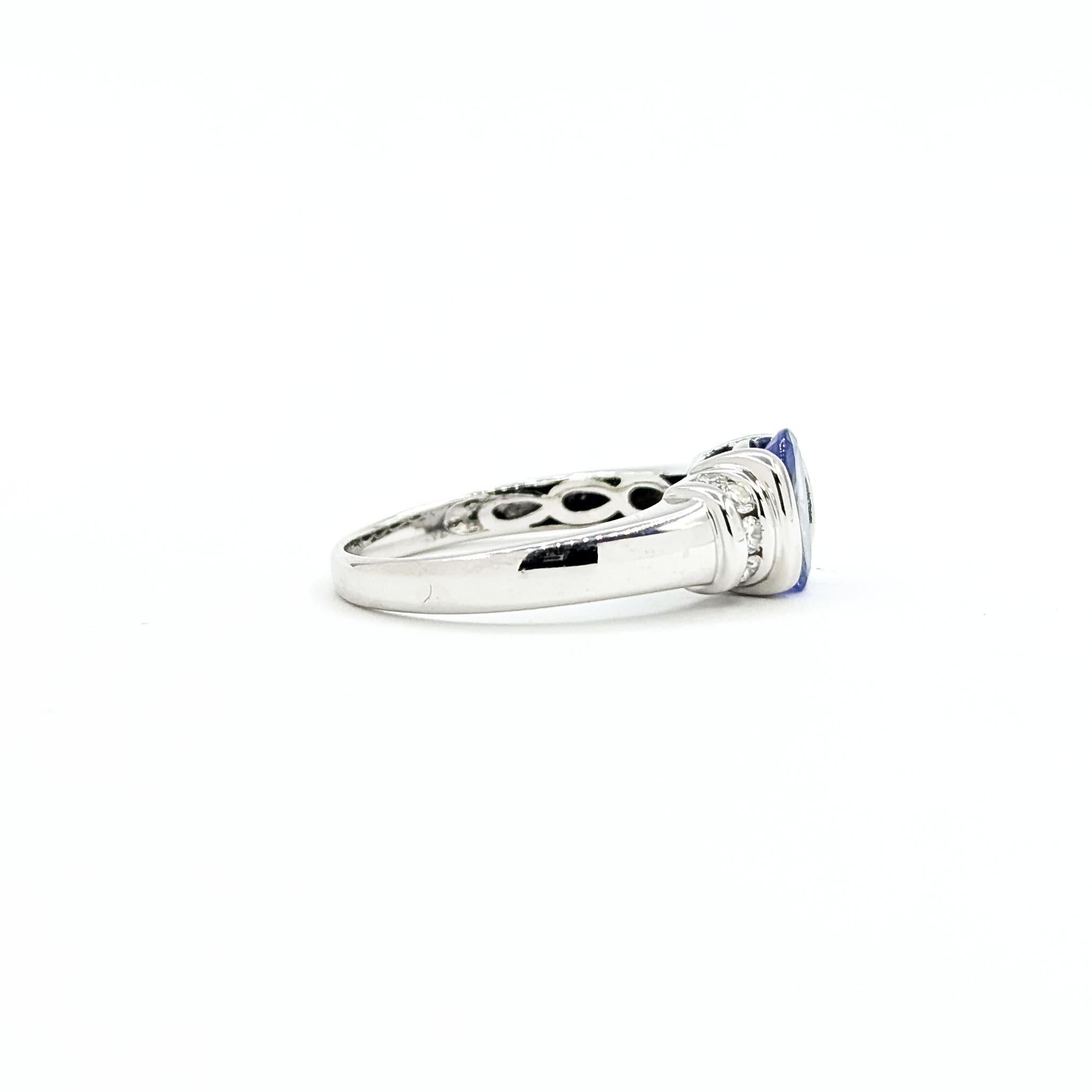 Anello con mezzo castone di tanzanite e diamanti in oro bianco 14k in vendita 1