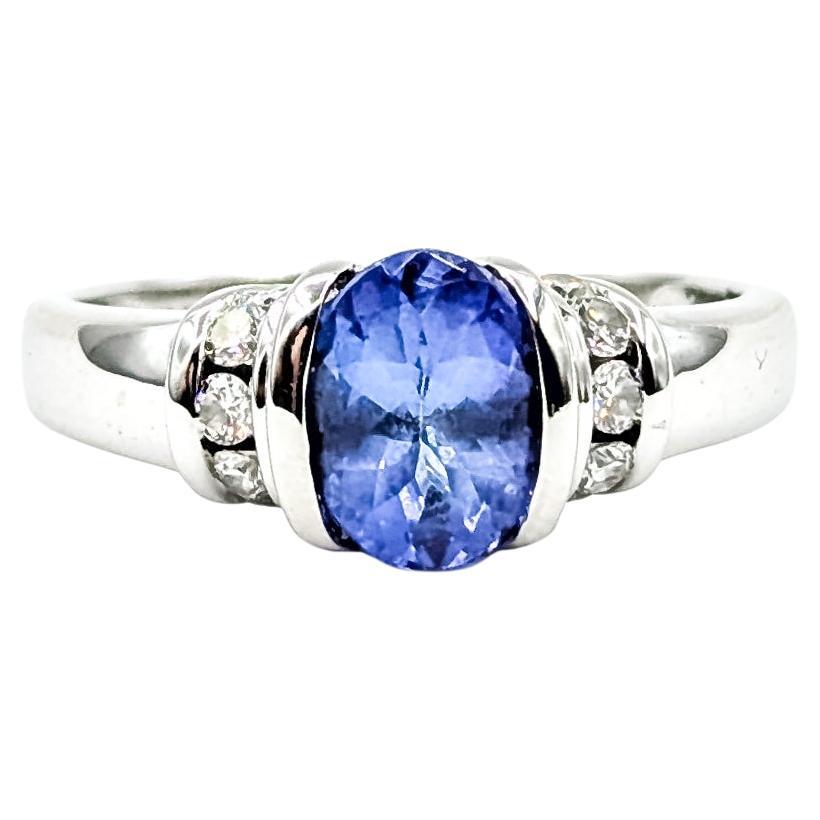 Anello con mezzo castone di tanzanite e diamanti in oro bianco 14k