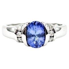 Anello con mezzo castone di tanzanite e diamanti in oro bianco 14k