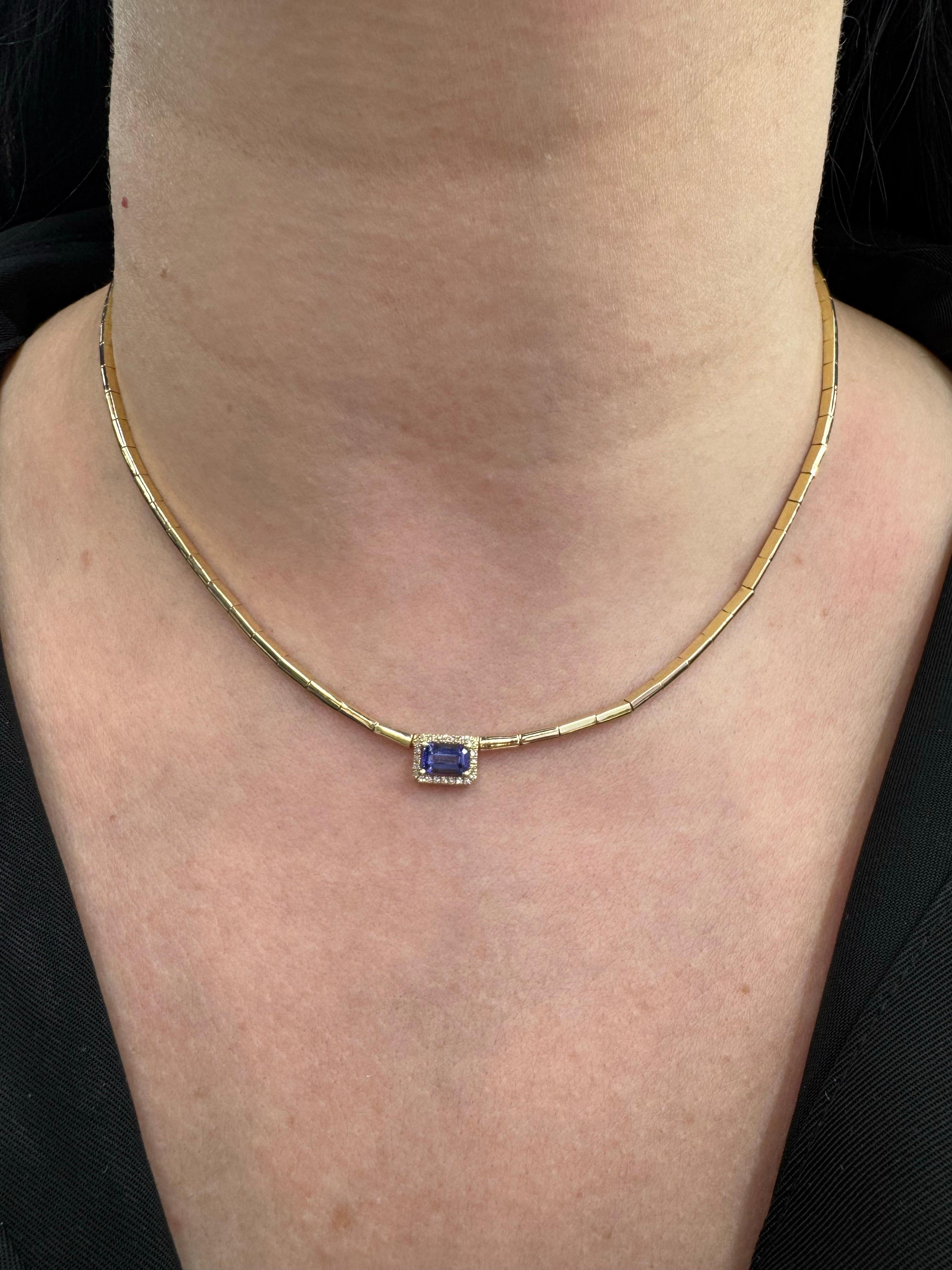 Collier en or jaune 14 carats composé d'une Tanzanite de taille émeraude, 0,66 carats, flanquée de 24 diamants ronds pesant 0,08 carats.

Disponible dans d'autres pierres précieuses. 
DM pour plus d'informations. 