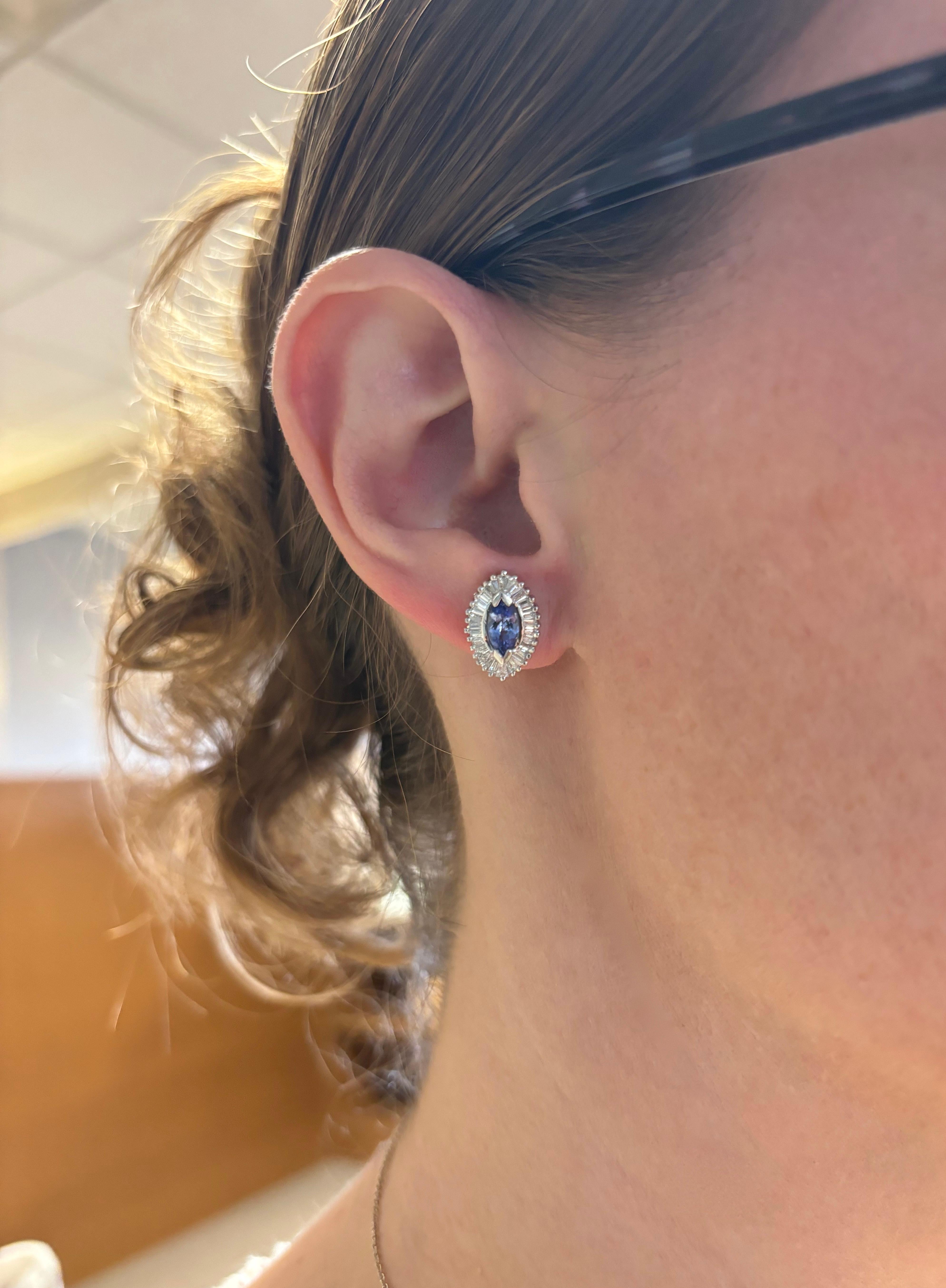 Tansanit & Diamant Halo-Ohrstecker aus 14k Weißgold. 

Diamant Karat Gewicht: 1.02CTW
Diamant-Schliff: Kegelförmiger Baguetteschliff 
Farbe: E-F
Klarheit: VS
Metall: 14k Weißgold
Markiert/geprüft: Gestempelt 