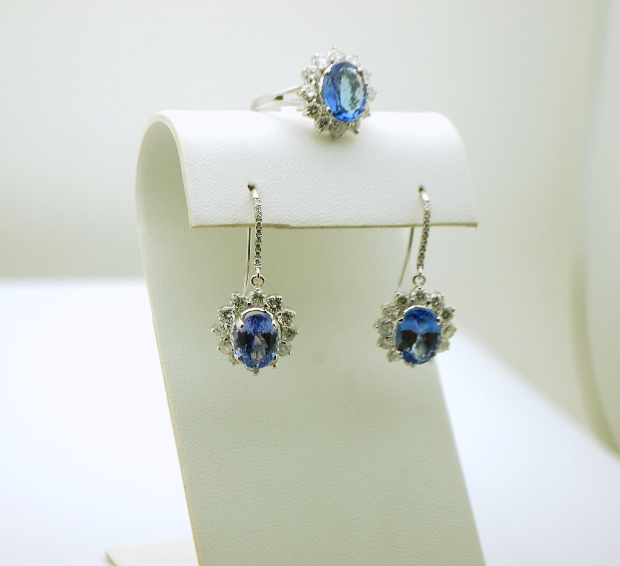 Women's or Men's Tanzanite & Diamond luxurious earrings 18KT gold For Sale