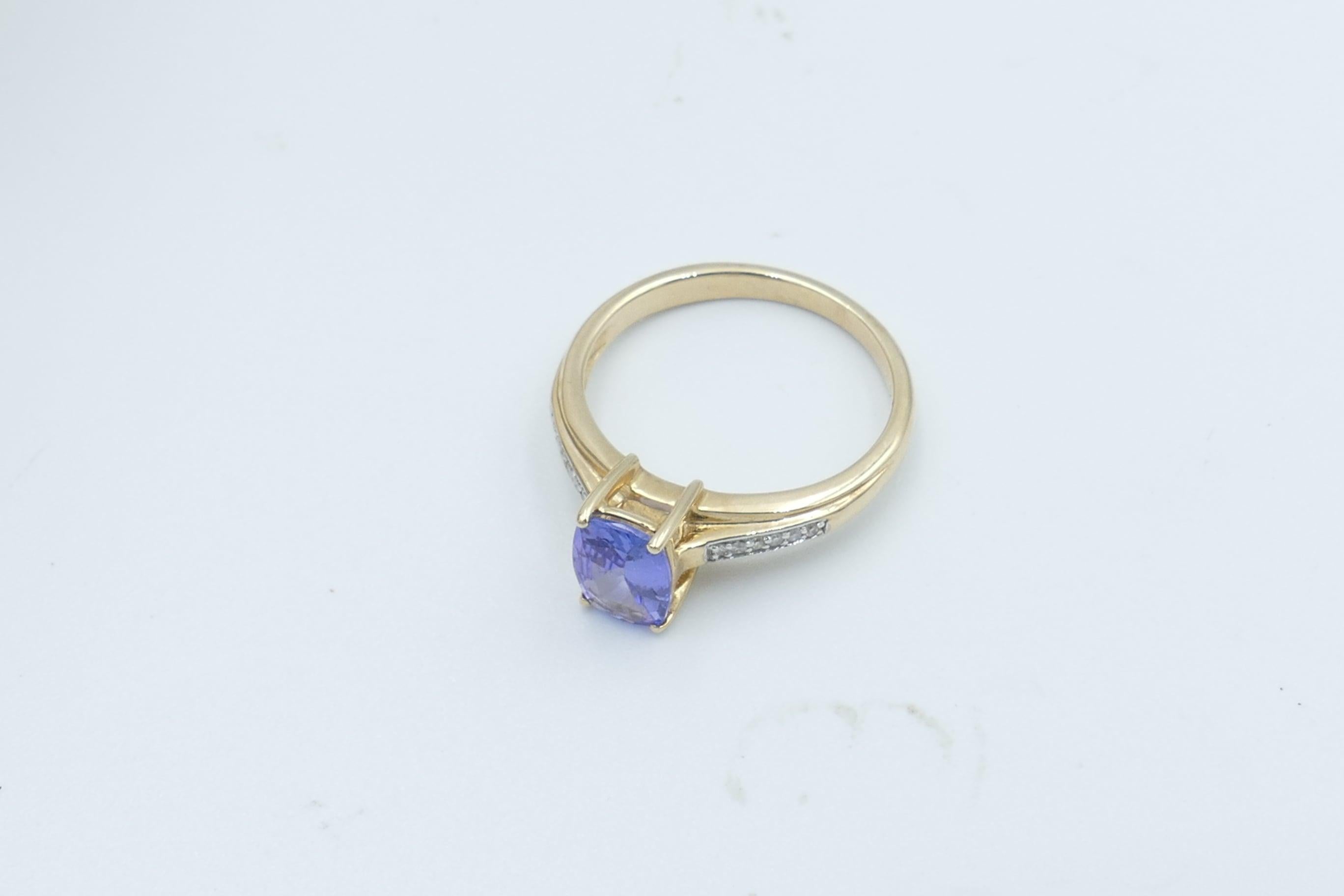 Tanzanite and Diamond Modern or Dress Ring Set in Yellow and White Gold In New Condition For Sale In Splitter's Creek, NSW