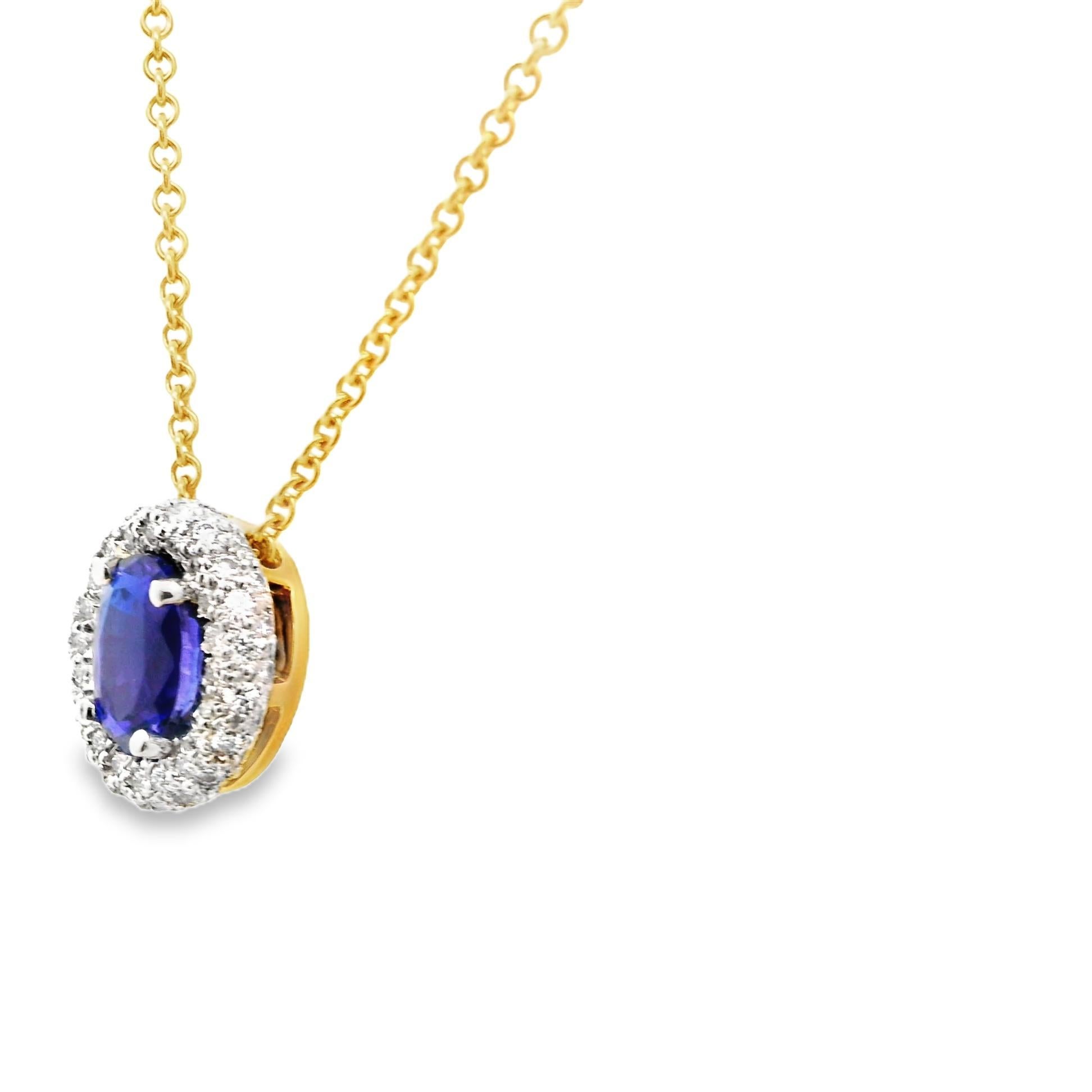 Una collana contemporanea con una tanzanite ovale da 1,98 carati. La pietra mostra una vivida tonalità blu, circondata da 0,53 carati di diamanti bianchi rotondi a taglio brillante che formano un'aureola. Realizzato in oro giallo 18 carati e