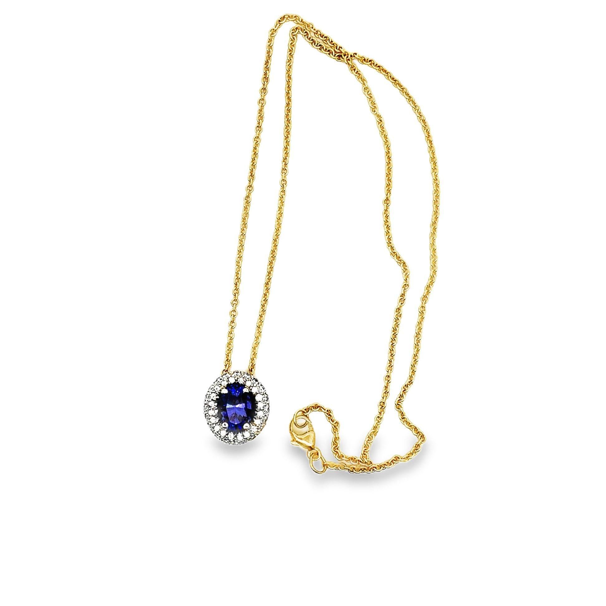 Taglio ovale Ciondolo in oro 18 carati con diamante tanzanite e pavé aureolato in platino in vendita