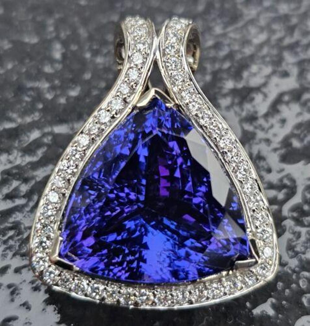 Eleva la tua collezione di gioielli con il Ciondolo Spark 18,86ct con tanzanite blu-viola taglio triangolo, un pezzo straordinario che combina la rarità della tanzanite con lo scintillio dei diamanti, il tutto incastonato nel brillante oro bianco