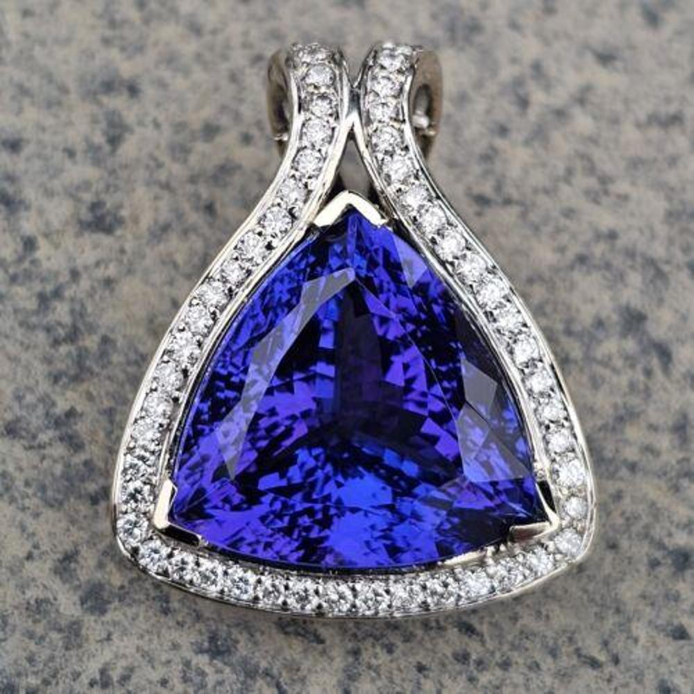 Taglio rotondo Ciondolo con diamante tanzanite GIA 18,86ct Triangle Spark Oro bianco 18k in vendita