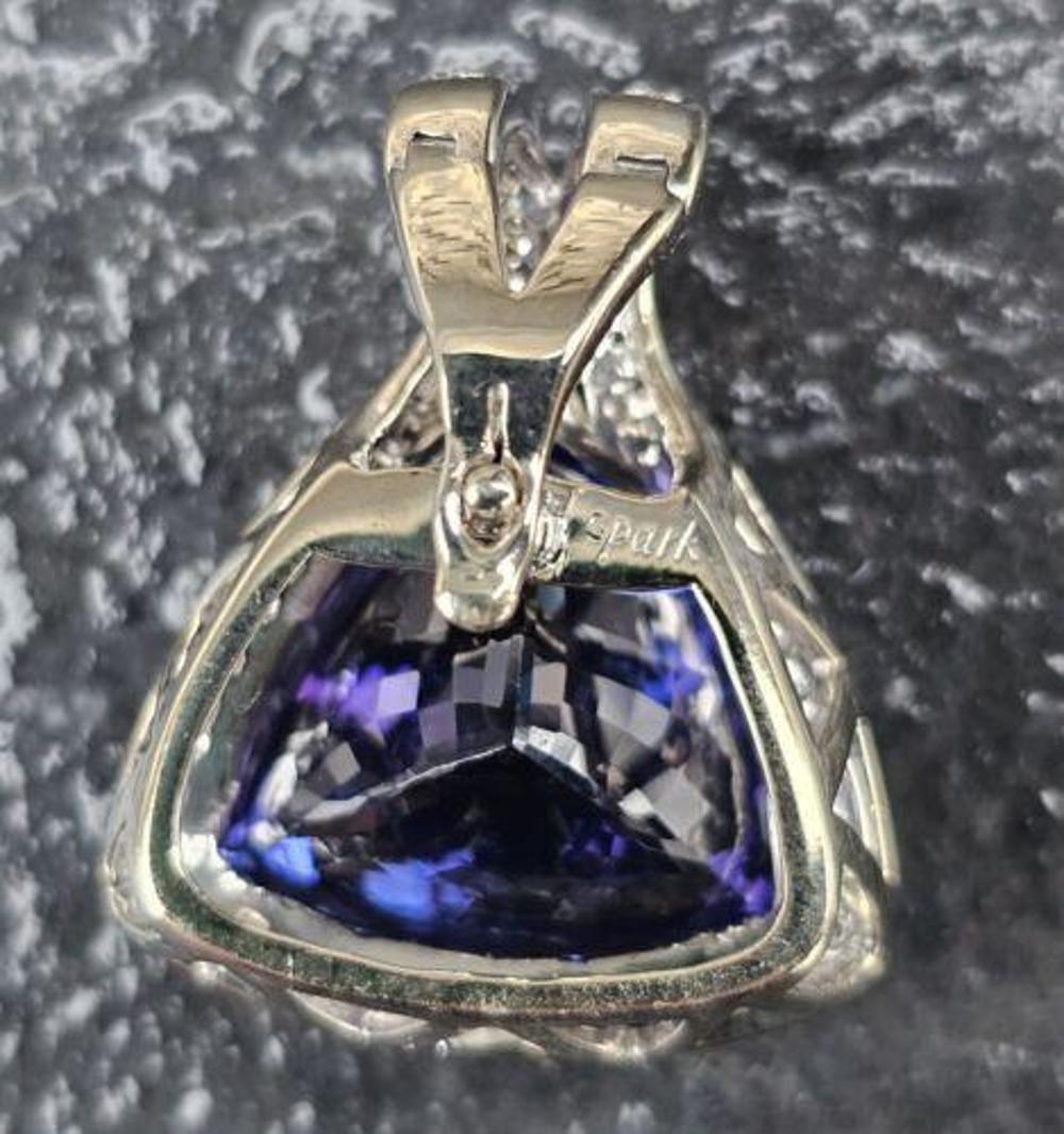 Ciondolo con diamante tanzanite GIA 18,86ct Triangle Spark Oro bianco 18k In condizioni ottime in vendita a Northbrook, IL