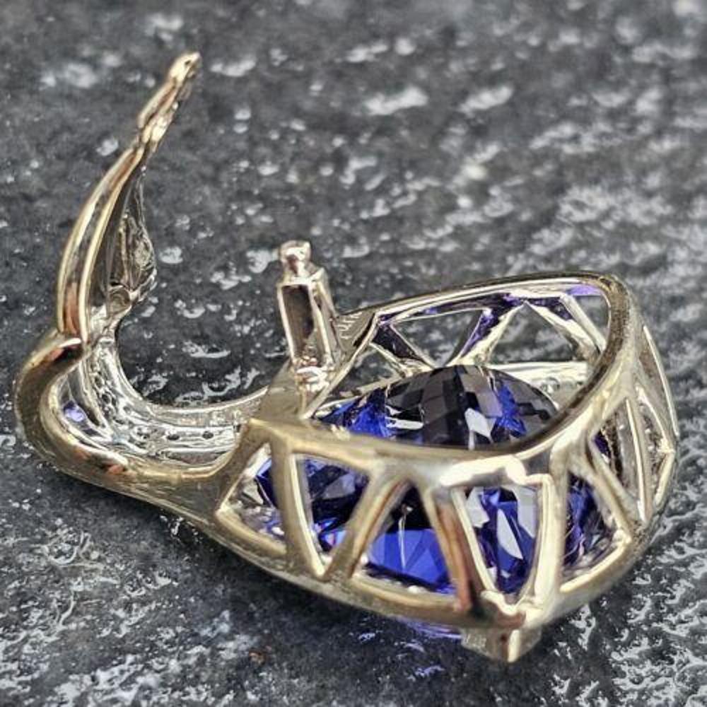 Ciondolo con diamante tanzanite GIA 18,86ct Triangle Spark Oro bianco 18k in vendita 1