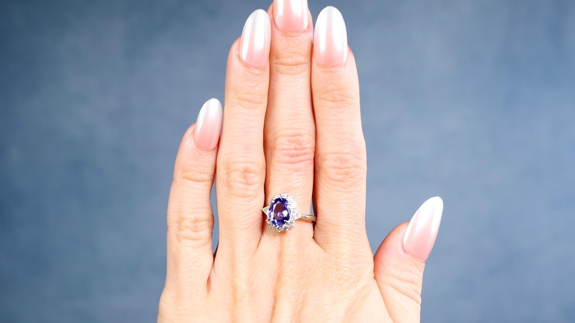 Ein Tansanit-Diamant-Platin-Ring. Mit einem oval geschliffenen Tansanit von 1,63 Karat. Akzentuiert durch zwei Billionen und zehn runde Diamanten im Brillantschliff mit einem Gesamtgewicht von 0,60 Karat, eingestuft als nahezu farblos, Reinheit