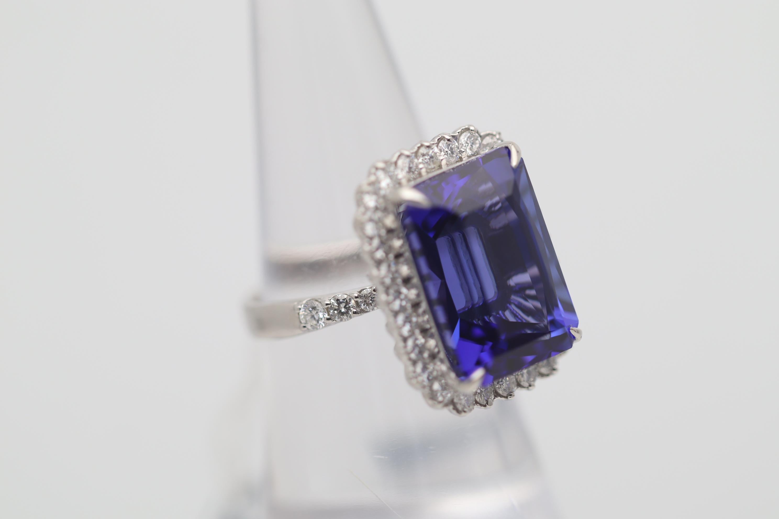 Platin-Ring mit Tansanit und Diamant im Zustand „Neu“ im Angebot in Beverly Hills, CA