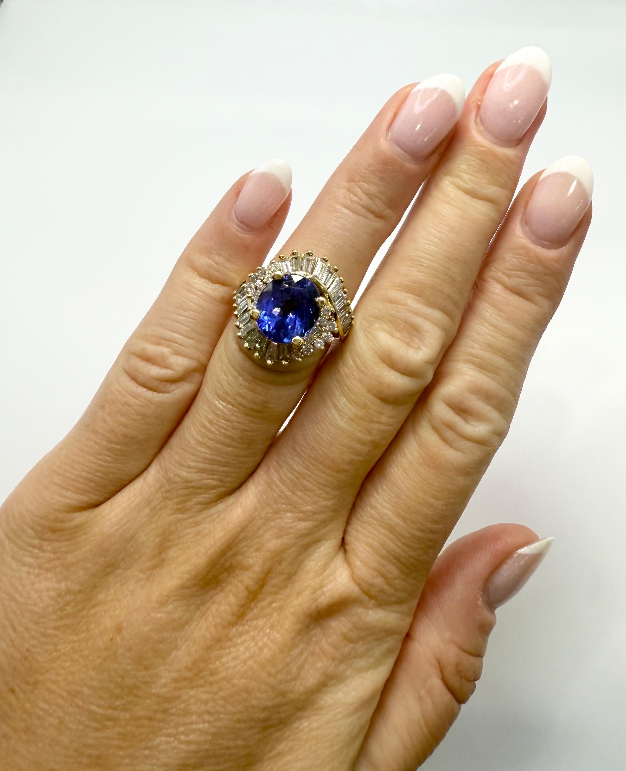 Anello cocktail con tanzanite e diamanti in oro 18KT. La tanzanite è di grande qualità e di un ricco colore viola vivido, accompagnata da diamanti bianchi di purezza SI di colore G.

**Tutti gli oggetti lasciano la nostra sede con un certificato a