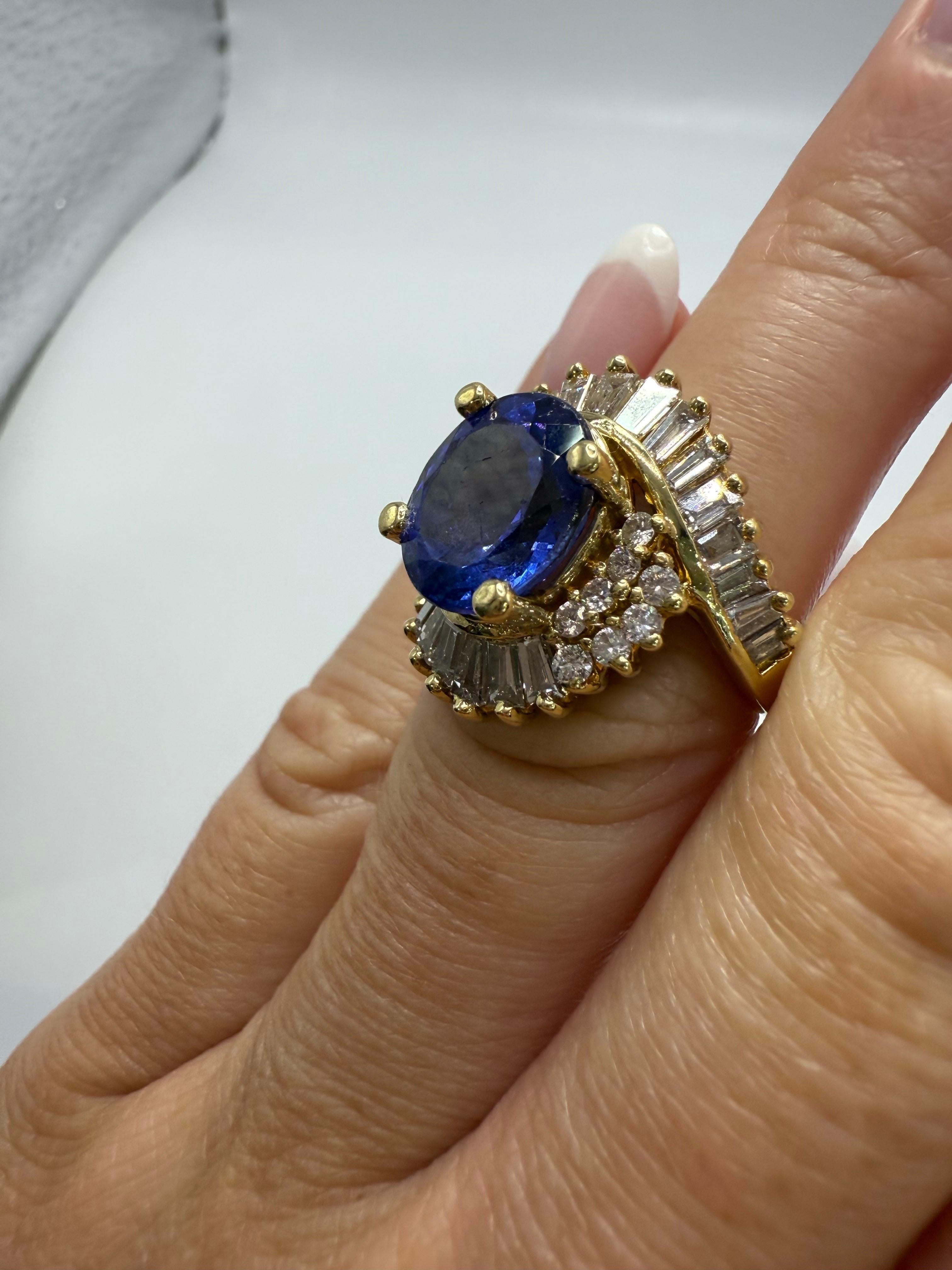 Taglio ovale Anello con tanzanite e diamanti in oro 18KT in vendita
