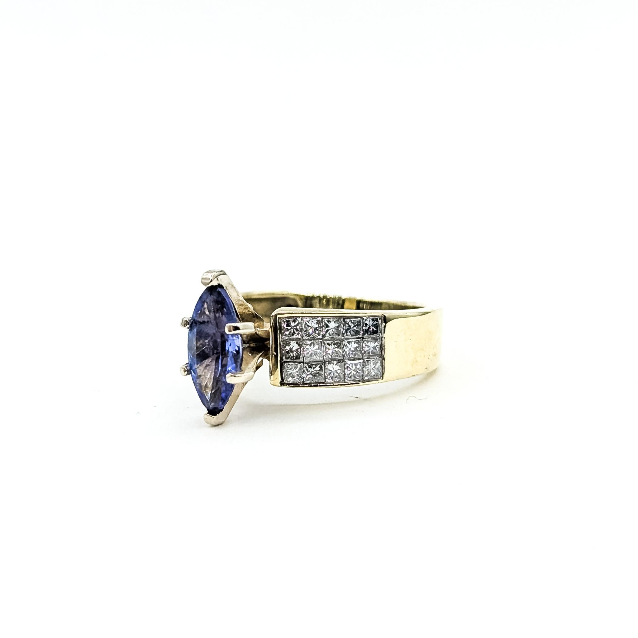 Moderniste Bague en or jaune 14k avec tanzanite et diamant en vente