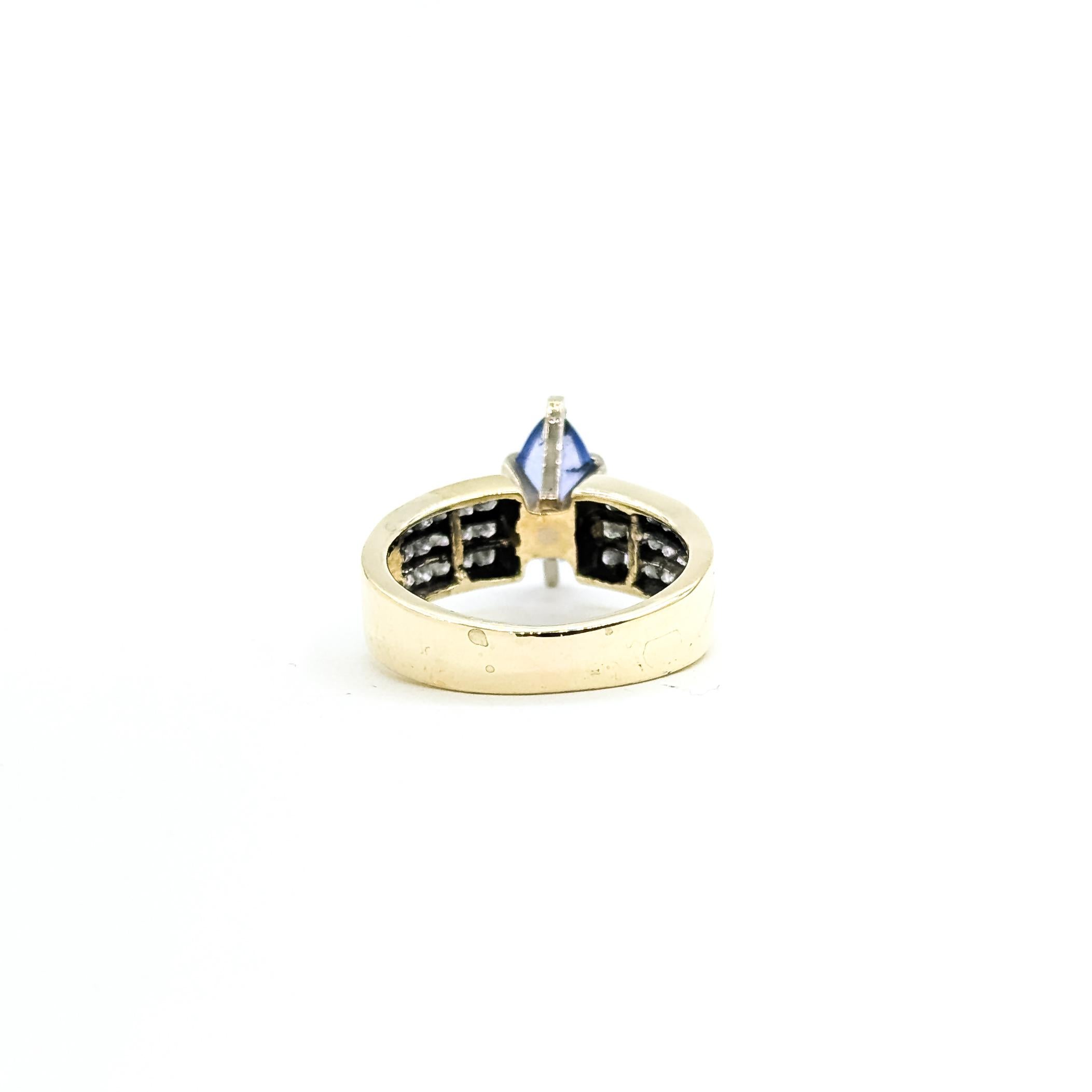 Bague en or jaune 14k avec tanzanite et diamant en vente 2