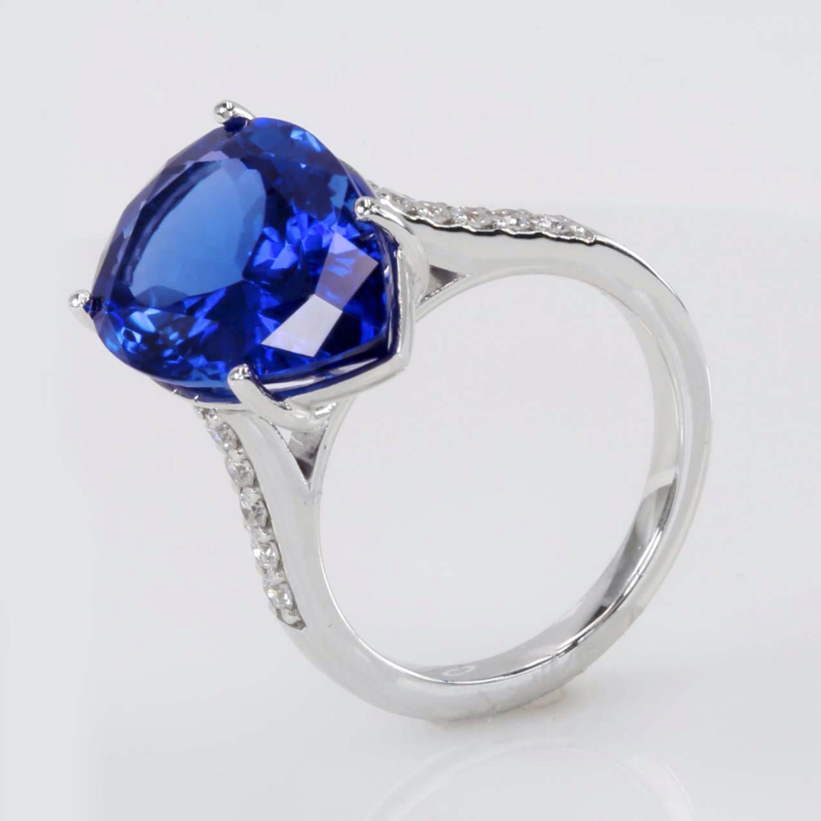 9.23ct Tanzanite & 0.23ct Diamond Ring-Pear Shape-18KT Gold-GIA Certified-Rare In New Condition For Sale In London, GB