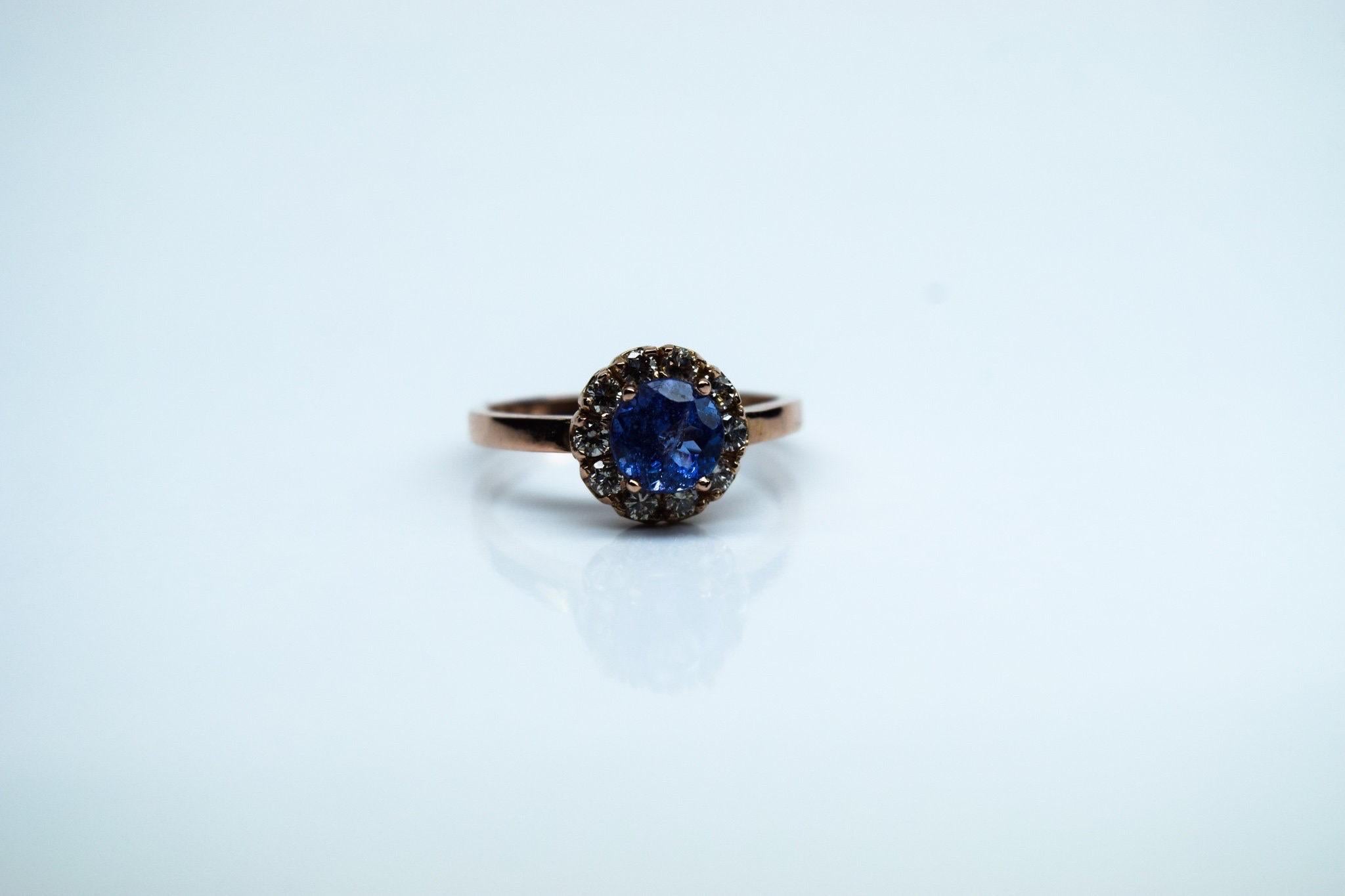 Elegante anillo de diamantes tanzanita en oro rosa de 18 quilates. La aureola es tan hermosa, un poco pero de diseño antiguo a la misma. Los diamantes pesan 0,35 quilates y son de claridad SI y color G, la tanzanita mide 6 mm.
El anillo es de la