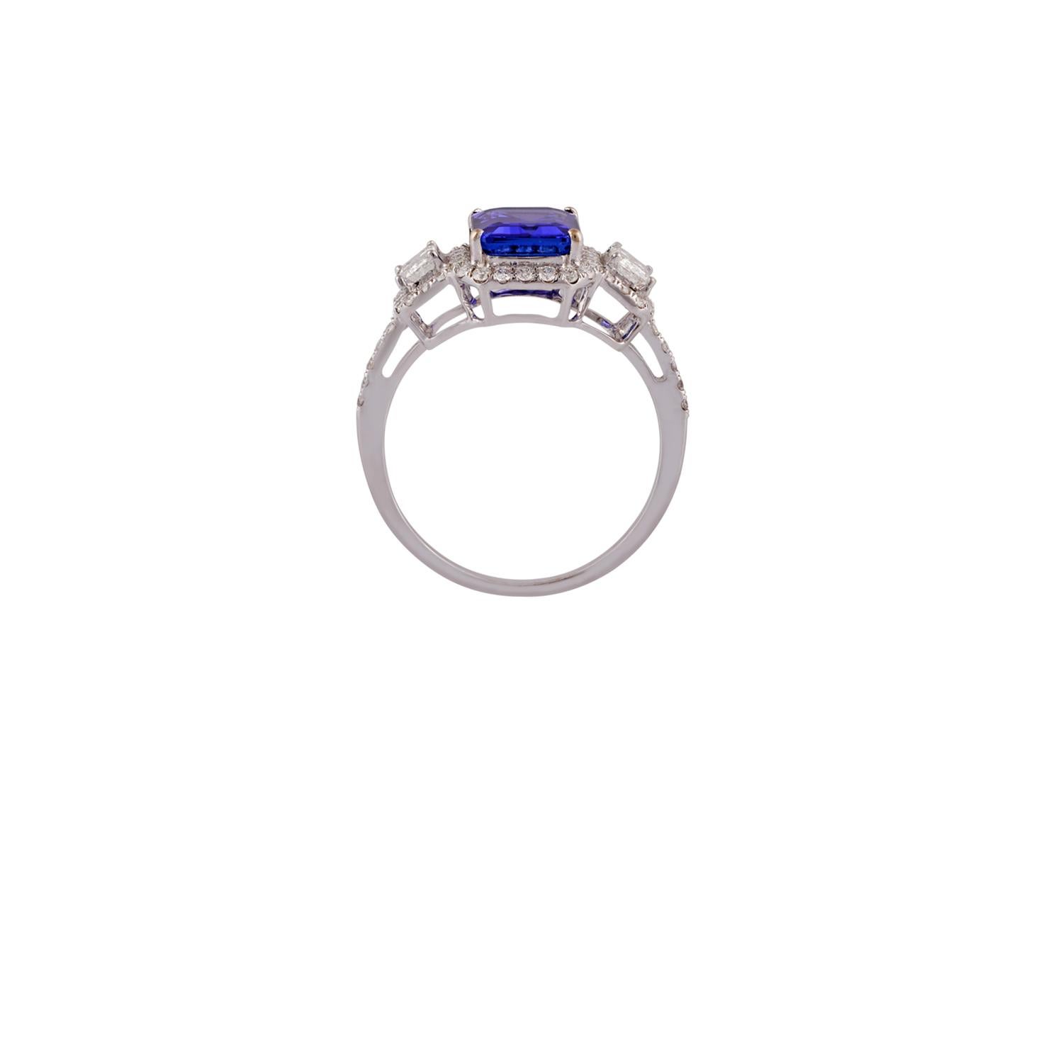 Contemporary Tanzanite & Diamond Ring Studded in 18K Gold For Sale