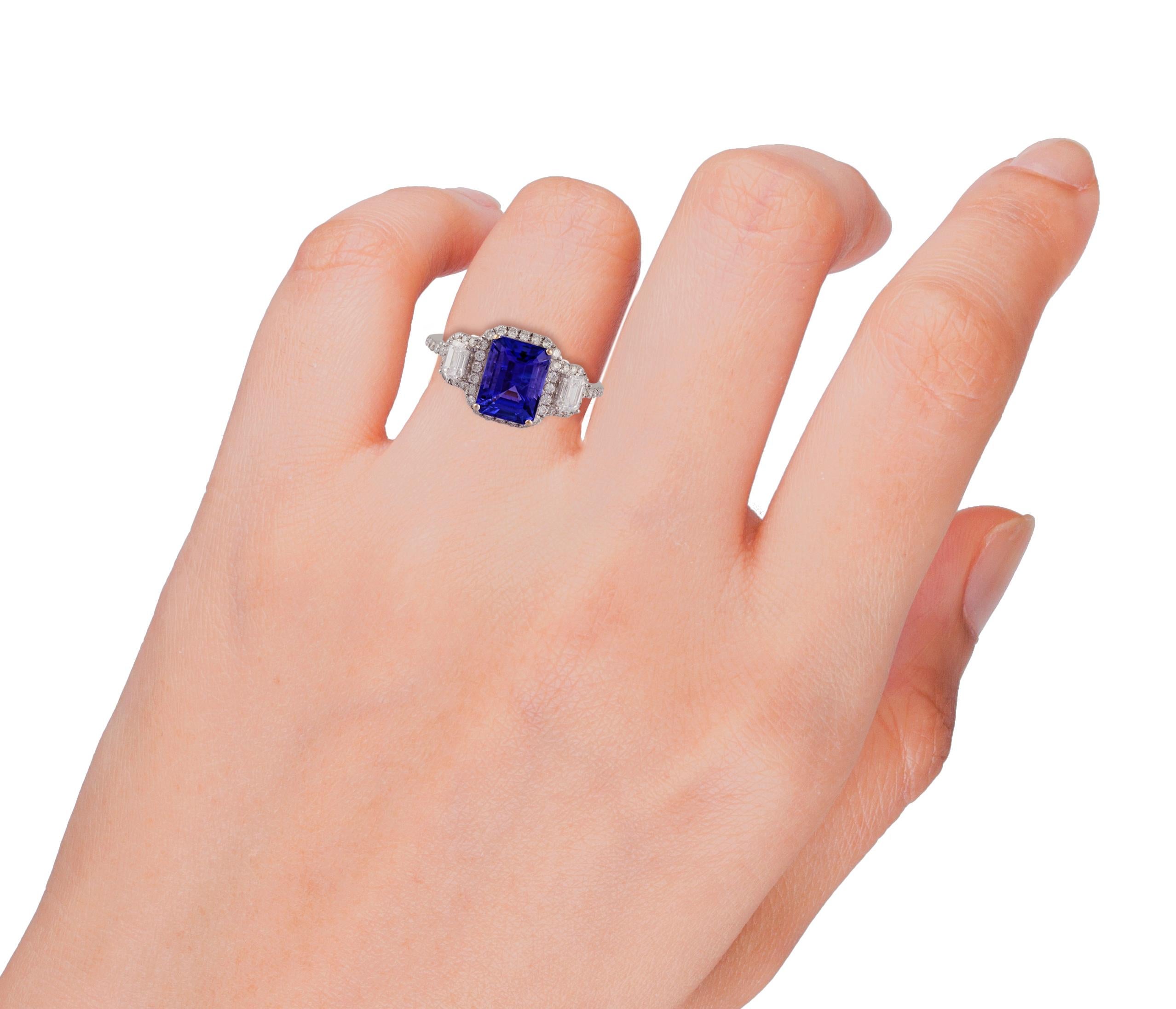 Tanzanite & Diamond Ring Studded in 18K Gold In New Condition For Sale In Jaipur, Rajasthan