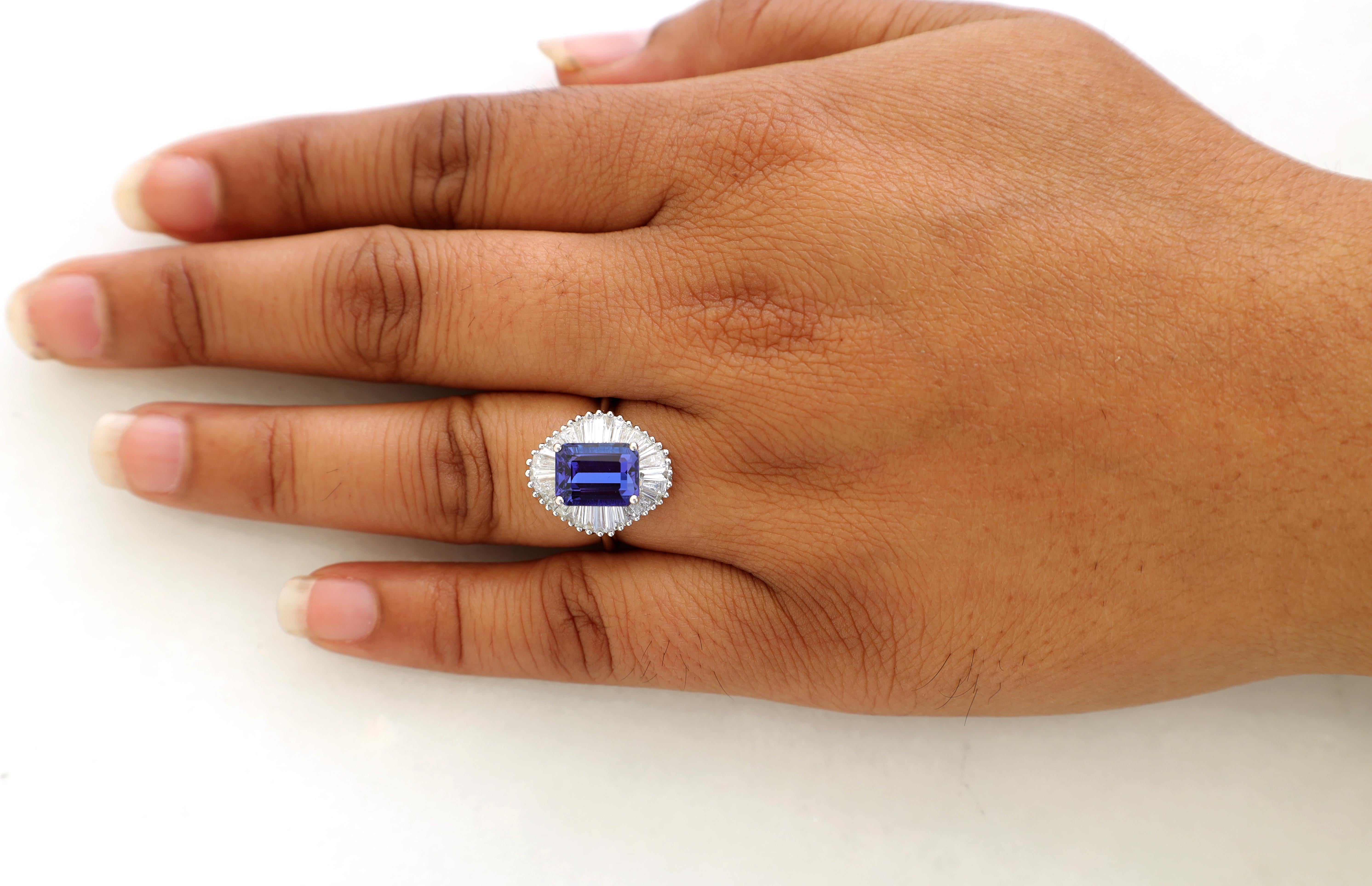 Tanzanite & Diamond Ring Studded in 18k White Gold In New Condition For Sale In Jaipur, Rajasthan