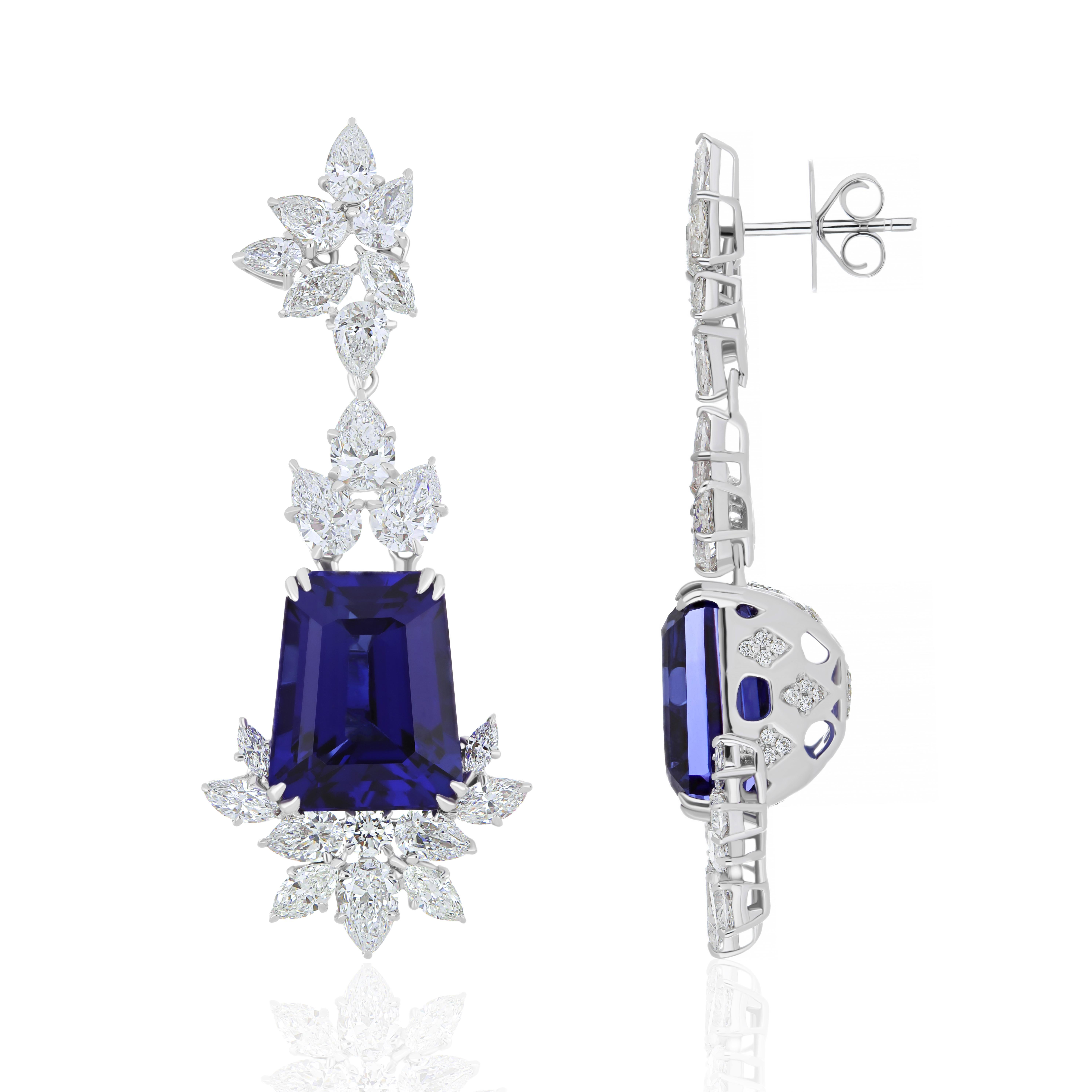 Elegant et Exquisitely detailed White Gold Earring, with 23.20 cts. (approx.) Tanzanite cut in Unique Fancy Shape accented with micro pave Diamonds, weighing approx. 7.2 cts. (approx.). total carat weight. Boucles d'oreilles en or blanc 18 carats