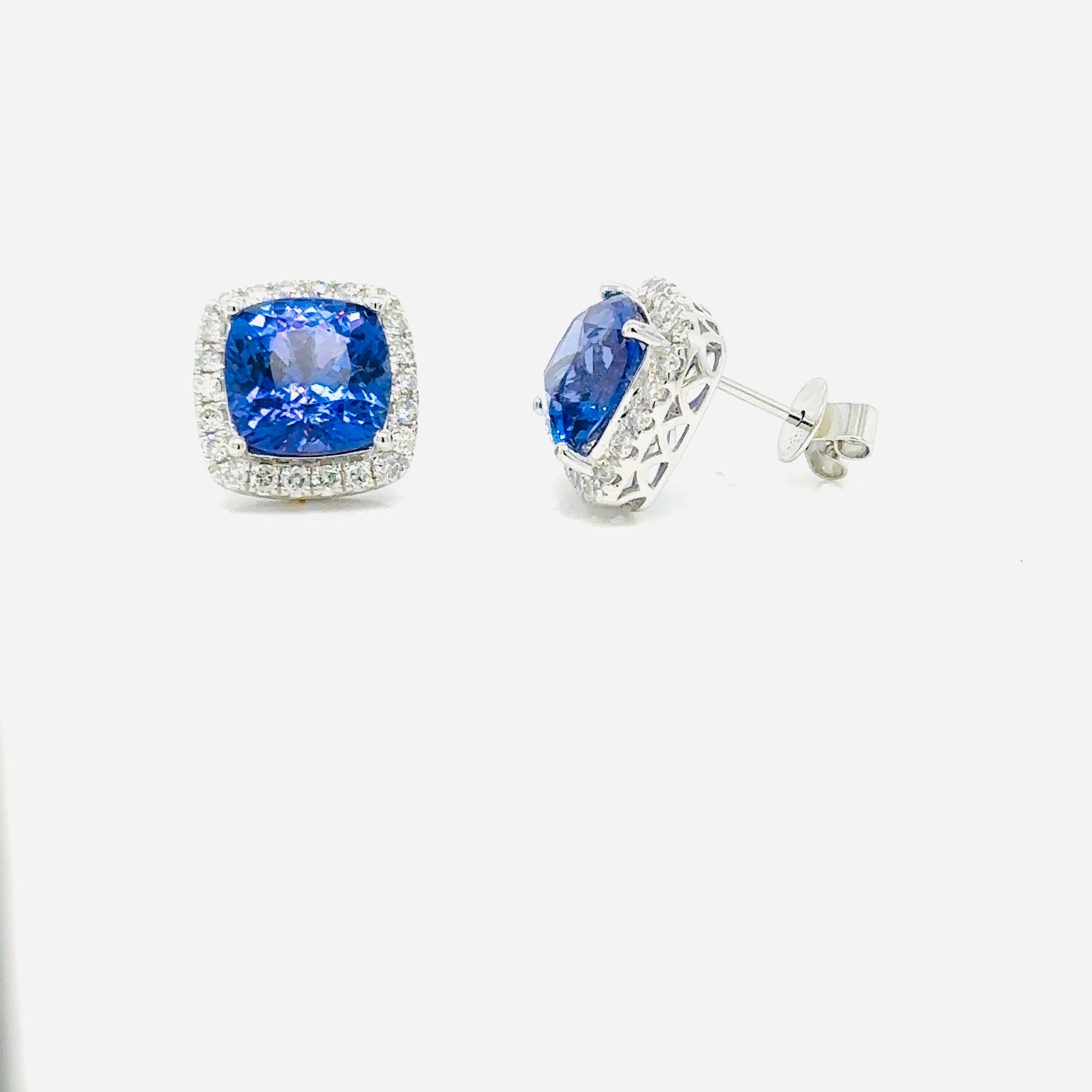 Elegante Tansanit-Ohrringe in Kissenform, eingefasst von runden Diamanten an allen Seiten und Ecken.

Sichern Sie sich Ihr Exemplar noch heute: Begrenzter Vorrat verfügbar. Verpassen Sie nicht die Chance, sich Ihre Tansanit-Diamant-Ohrringe noch