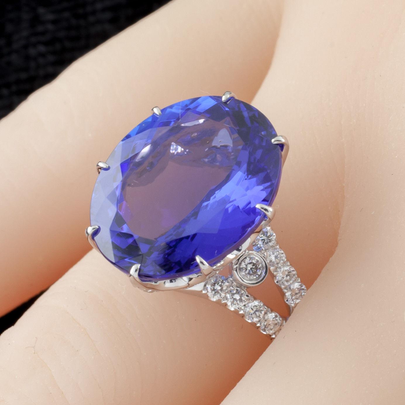 Tanzanite & Diamond Solitaire 18 Karat White Gold Cocktail Ring with CoA In Excellent Condition For Sale In Sherman Oaks, CA