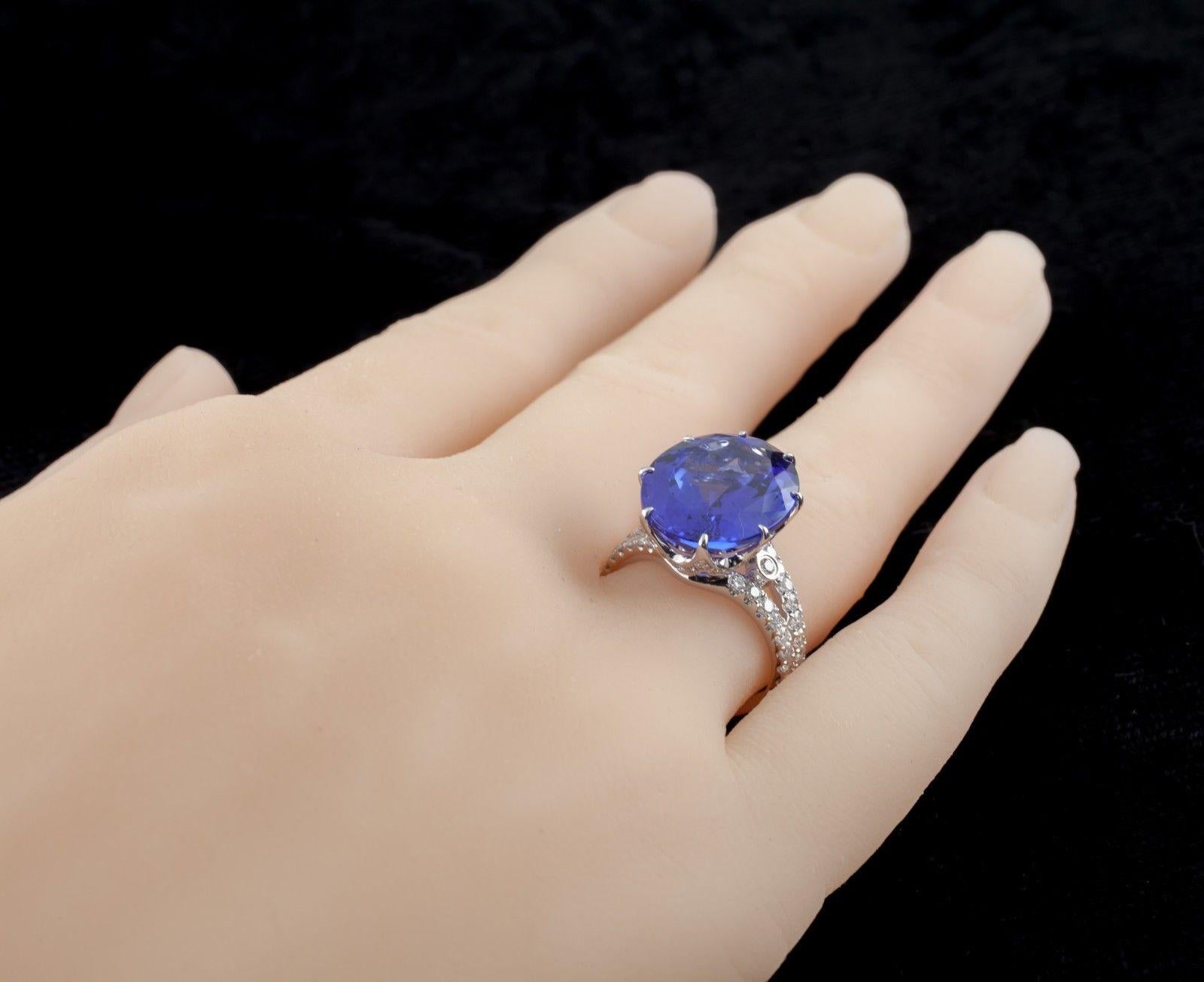 Tanzanite & Diamond Solitaire 18 Karat White Gold Cocktail Ring with CoA For Sale 1