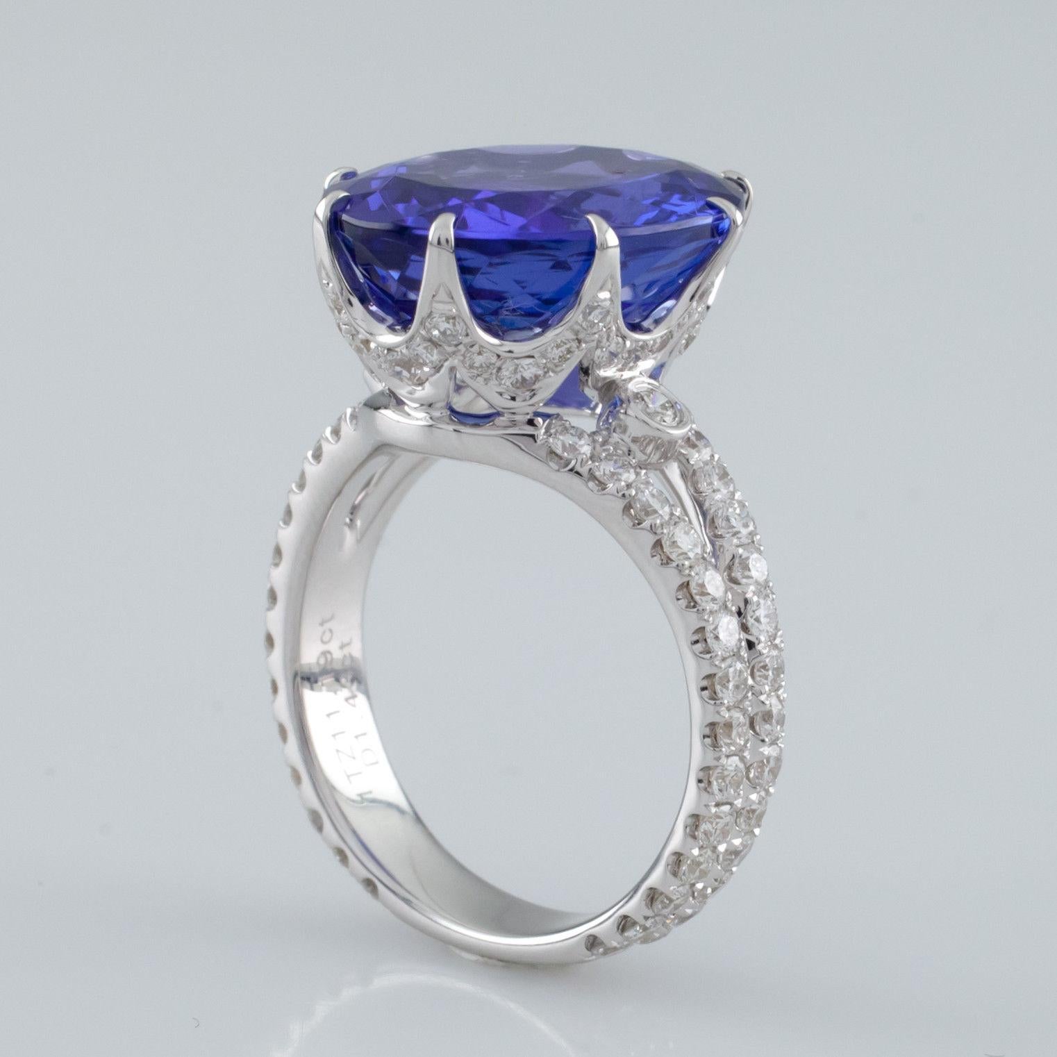 Tanzanite & Diamond Solitaire 18 Karat White Gold Cocktail Ring with CoA For Sale 2