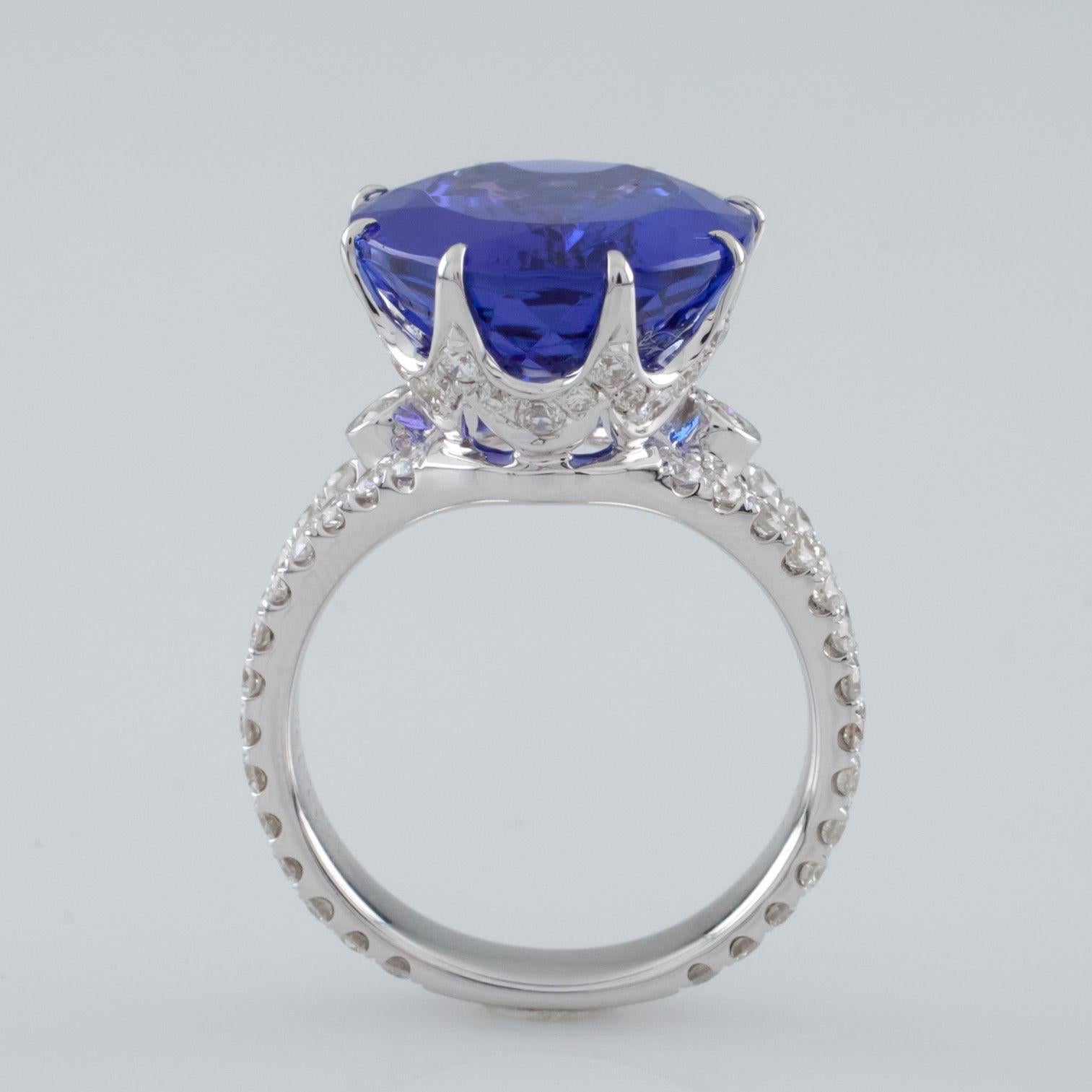 Tanzanite & Diamond Solitaire 18 Karat White Gold Cocktail Ring with CoA For Sale 3