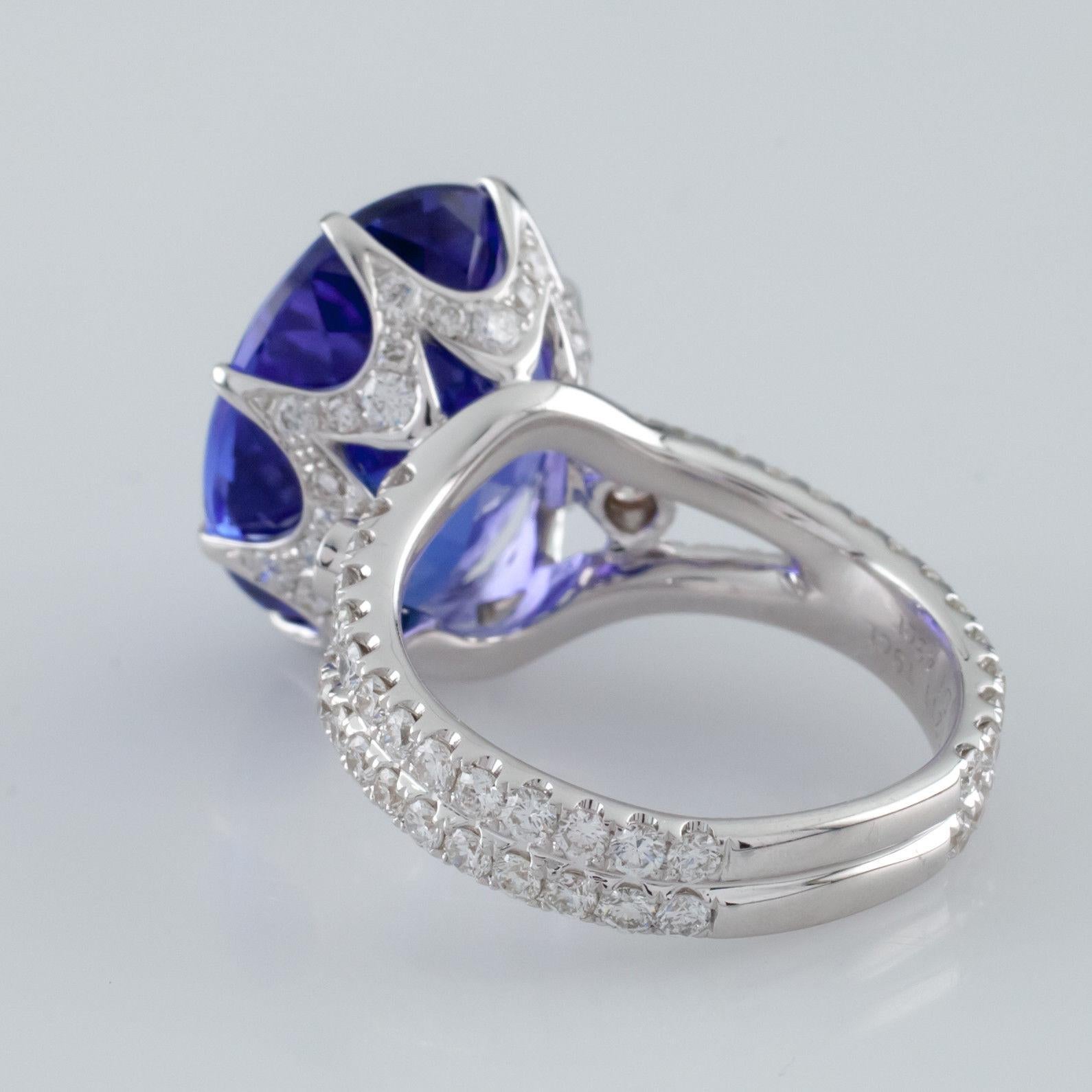 Tanzanite & Diamond Solitaire 18 Karat White Gold Cocktail Ring with CoA For Sale 4