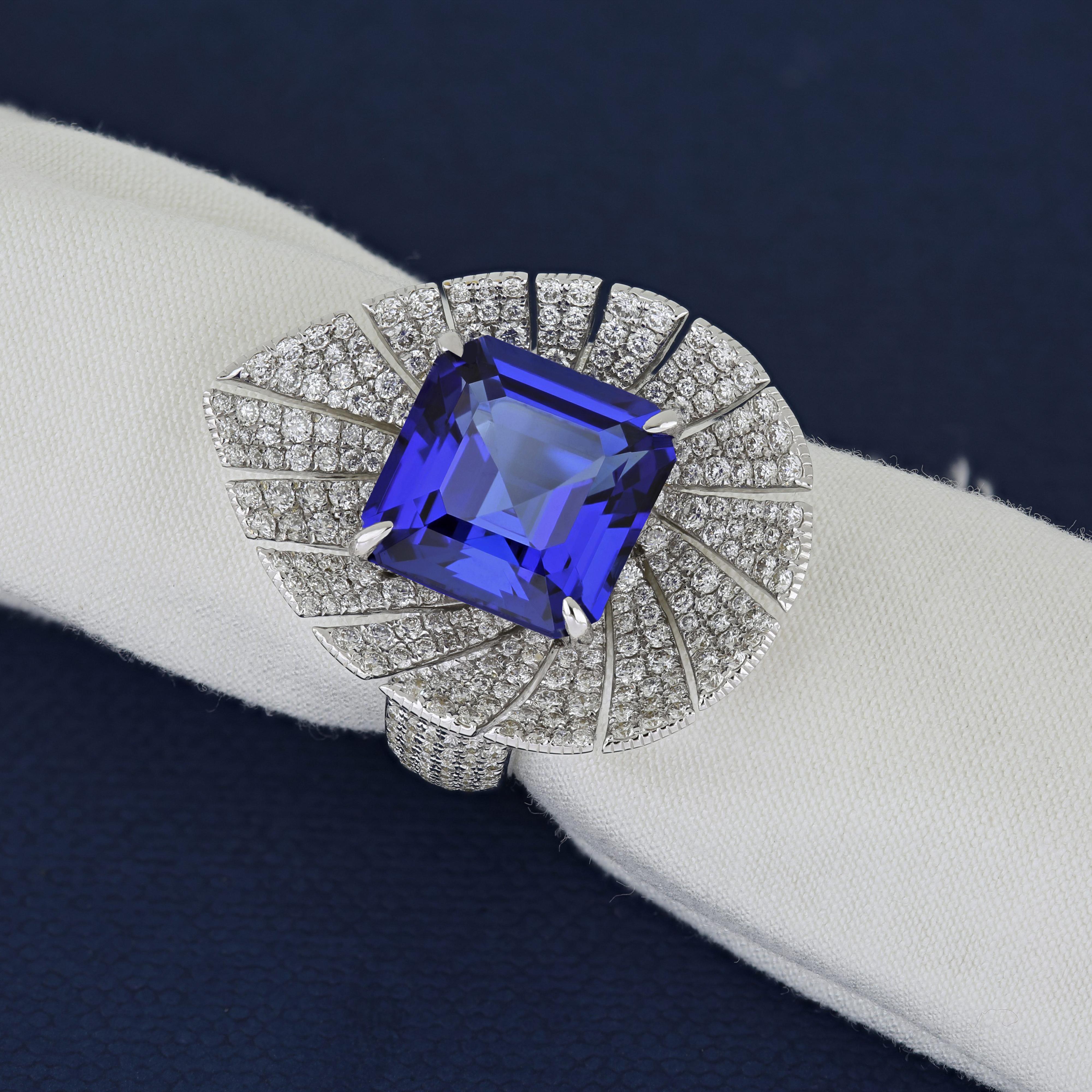 Tanzanite & Diamond Studded Ring in 18Karat White Gold Hand-craft Beautiful Ring In New Condition For Sale In JAIPUR, IN